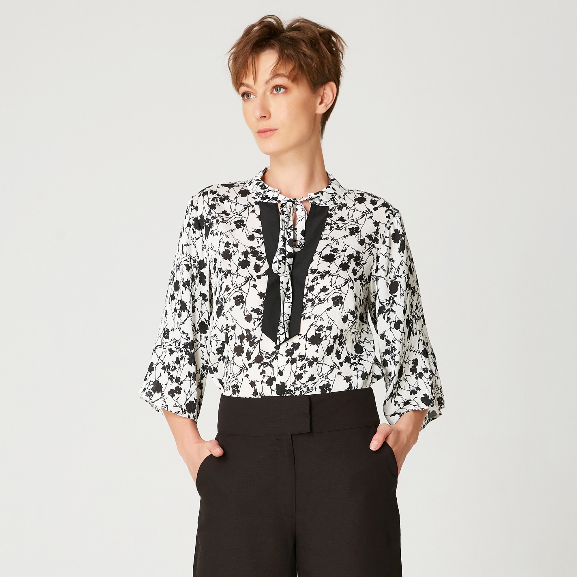 Bluse mit Tulpenärmeln, monochromem Blumendruck und kontrastierendem Ausschnitt