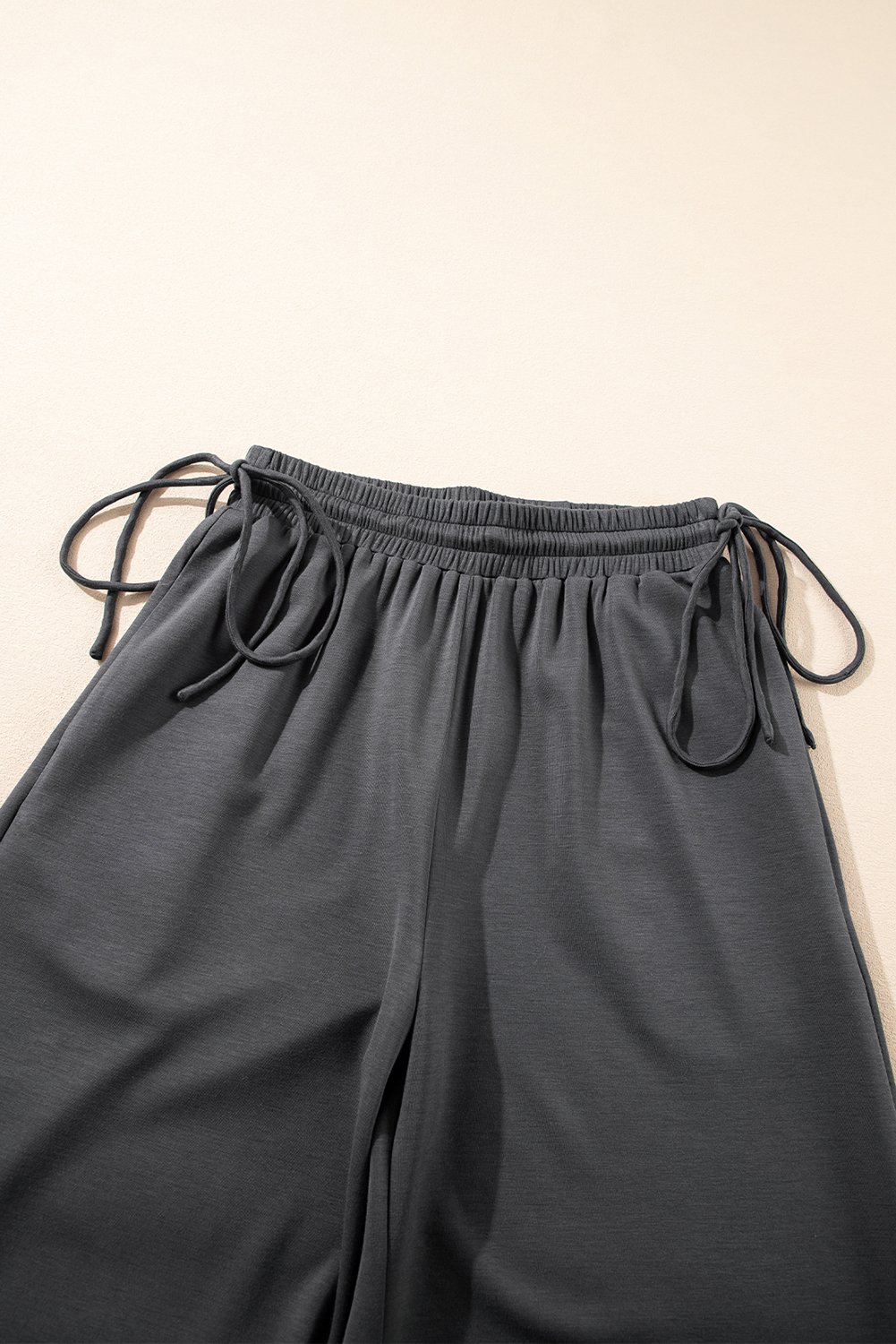 Dunkelgraues Drawstring-Seitenshirt mit Rundhalsausschnitt und lockerer Hose Set