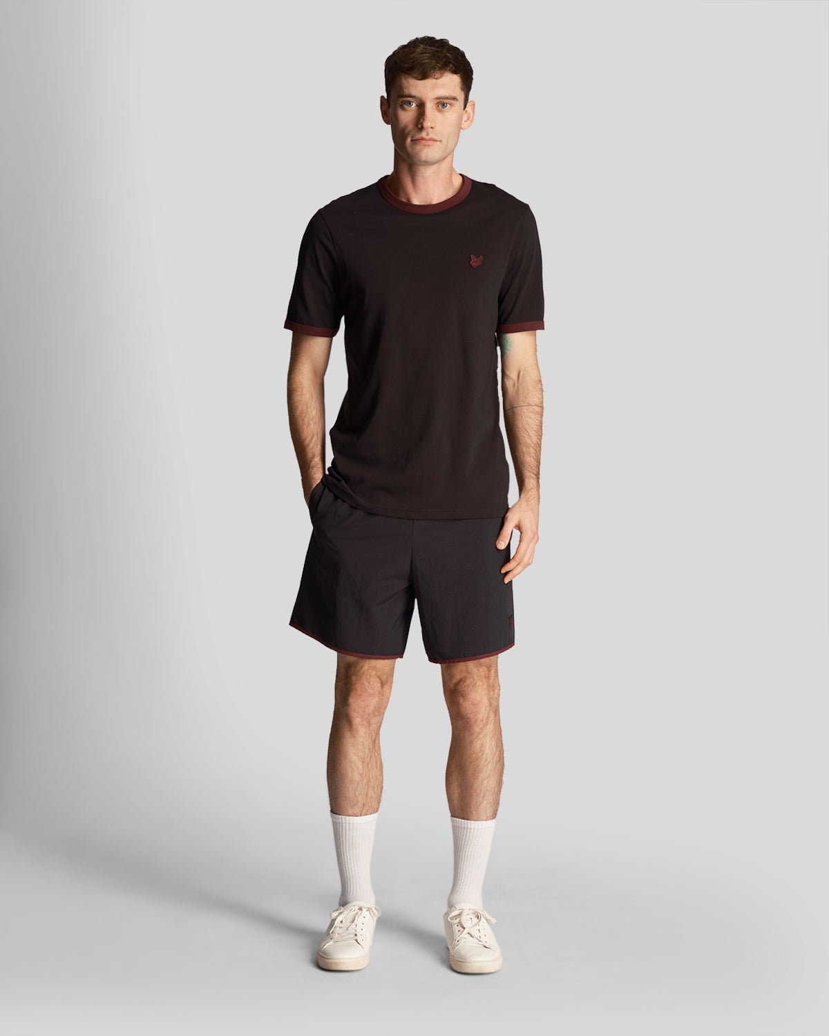Lyle & Scott – Tonal getönte Badeshorts in Schwarz