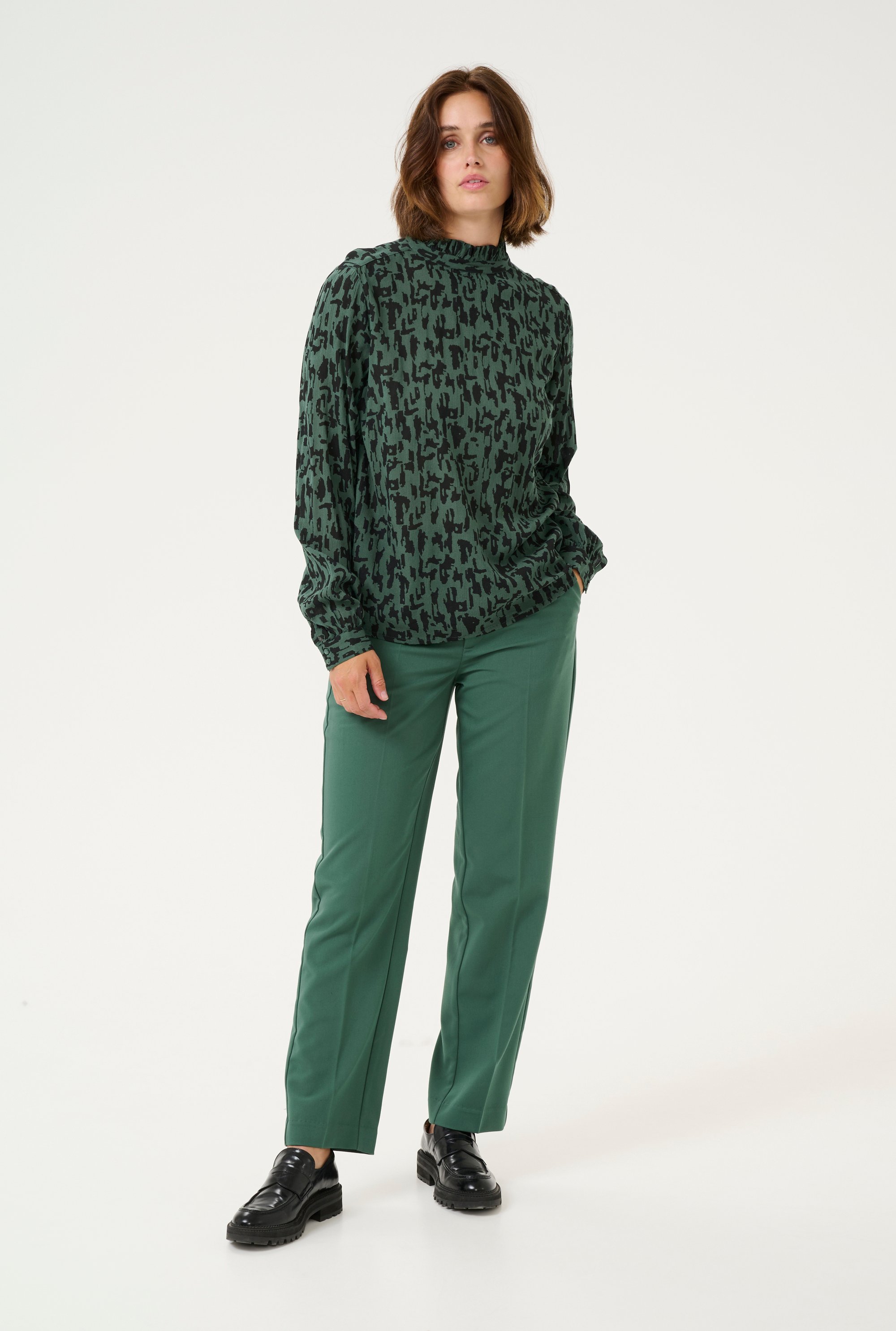 Thumbnail - Langarm-Bluse Regular fit Green/Black Graphic Print green