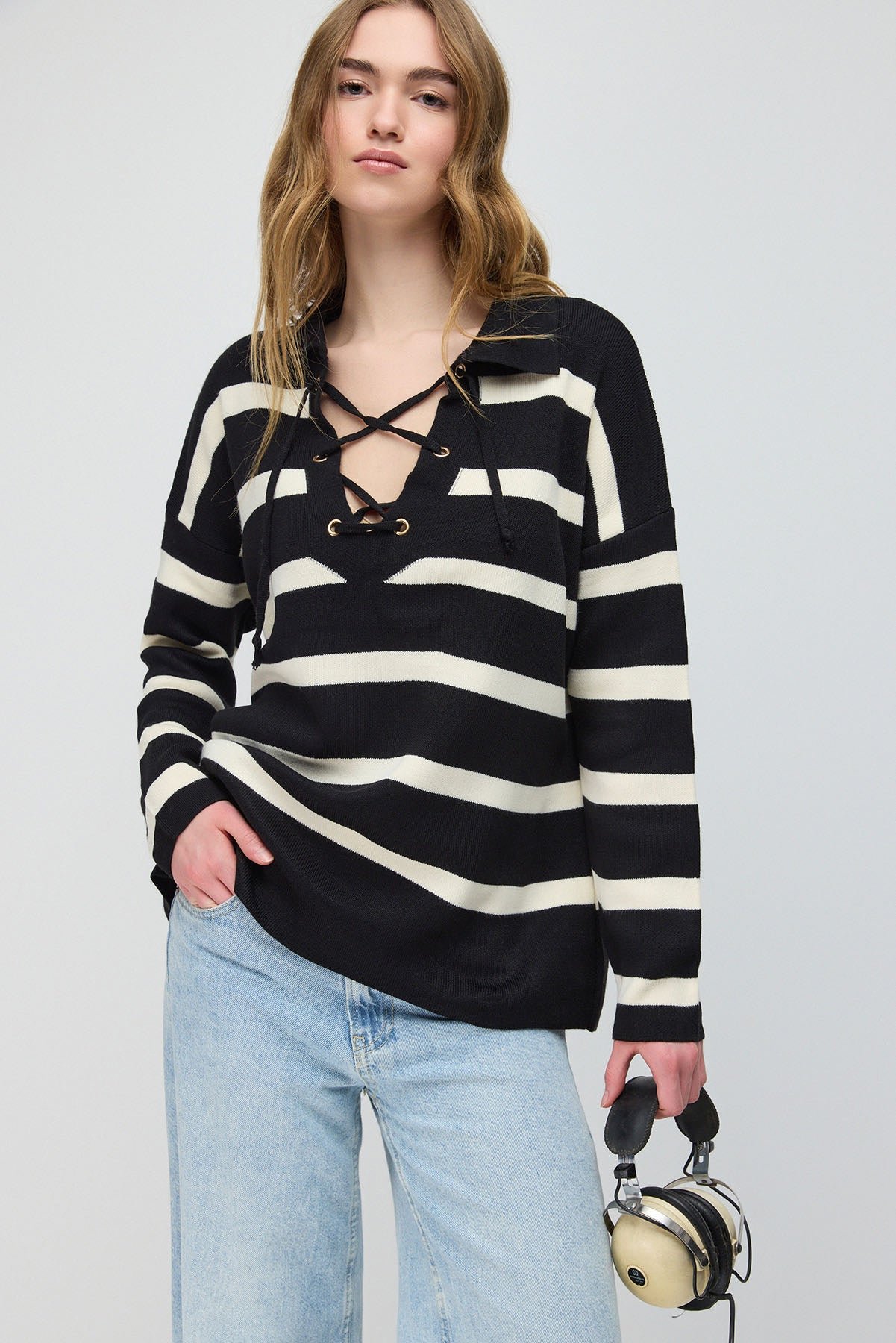 Gestreifter Pullover mit gekreuztem Vorderteil