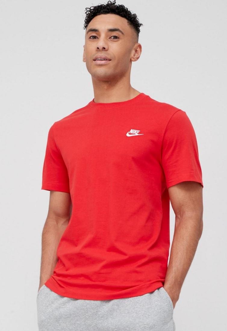 Nike Sportswear T Shirt Club in Rot