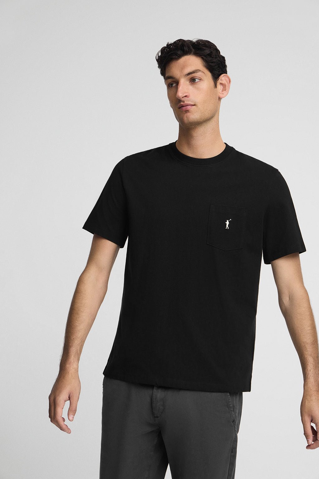 Thumbnail - T-Shirt schwarz mit Brusttasche und gesticktem Rigby Go-Logo