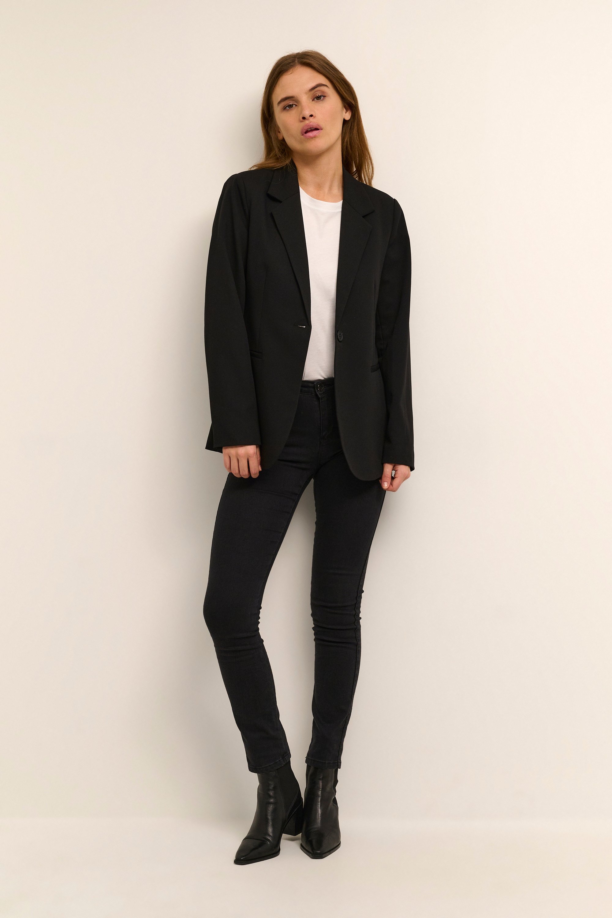 Blazer im figurbetonten Schnitt black