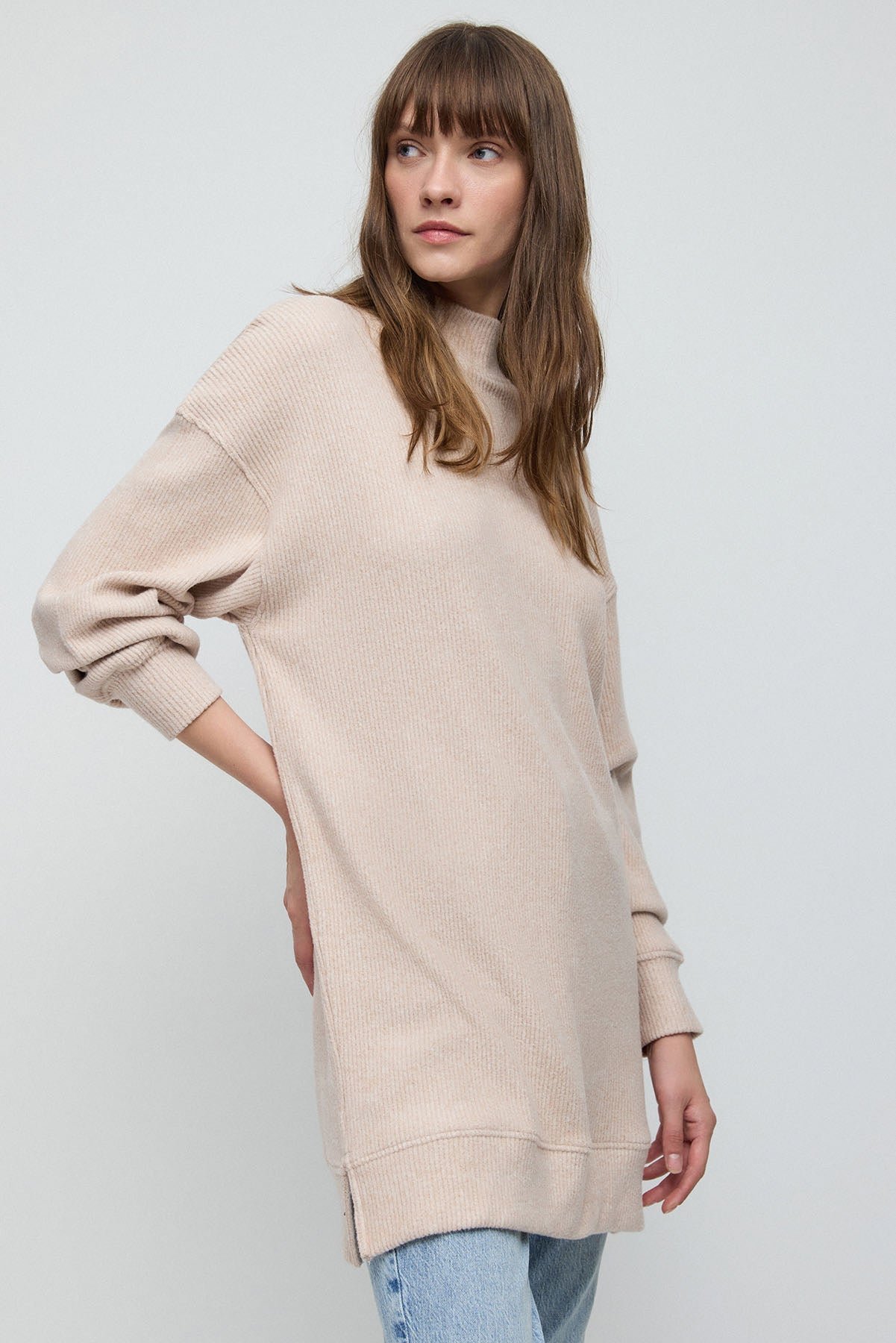 Beige Bluse mit Rollkragen und Fledermausärmeln