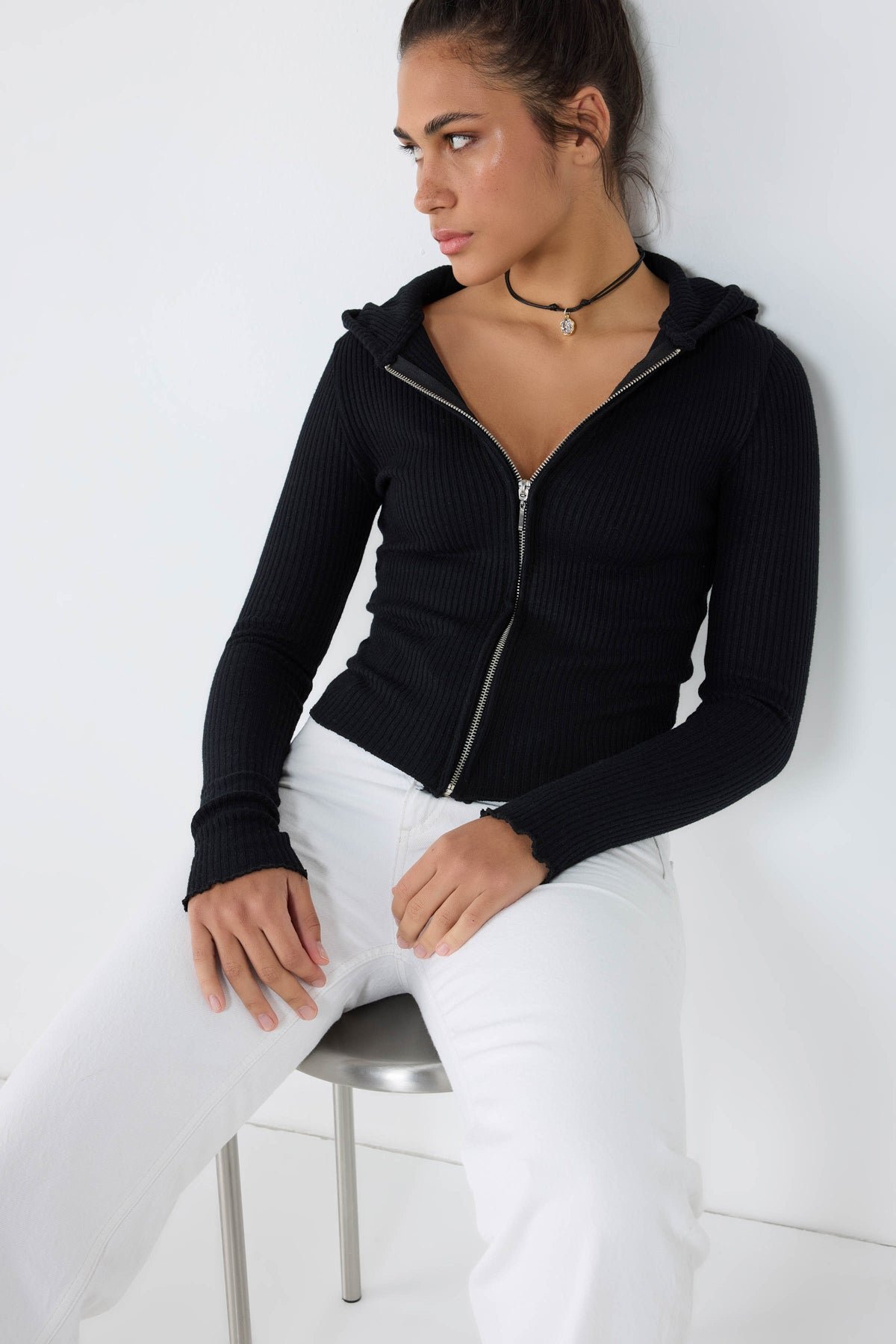 Schwarze Kapuzen-Zip-Strickjacke