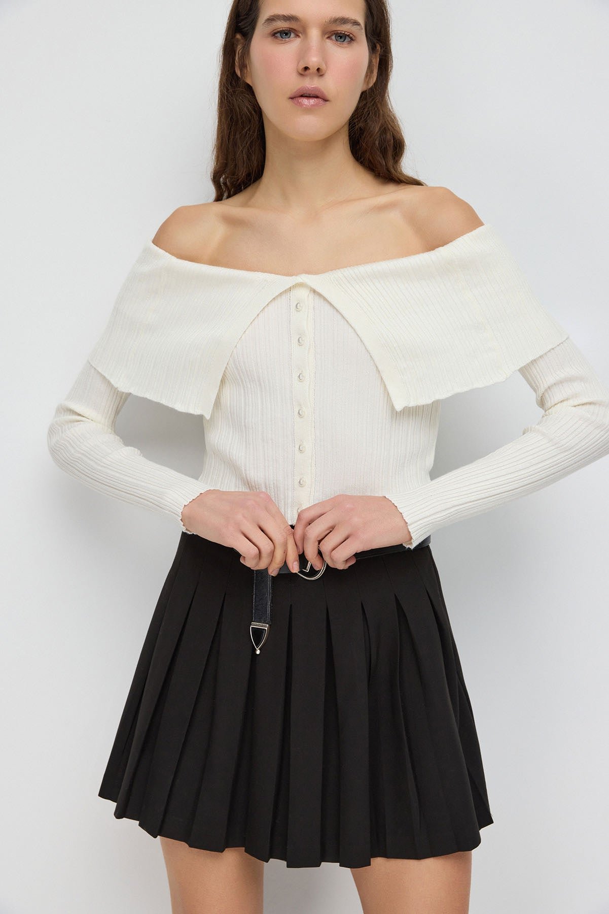 Offener Schulterknopf-Detail-Stricktop