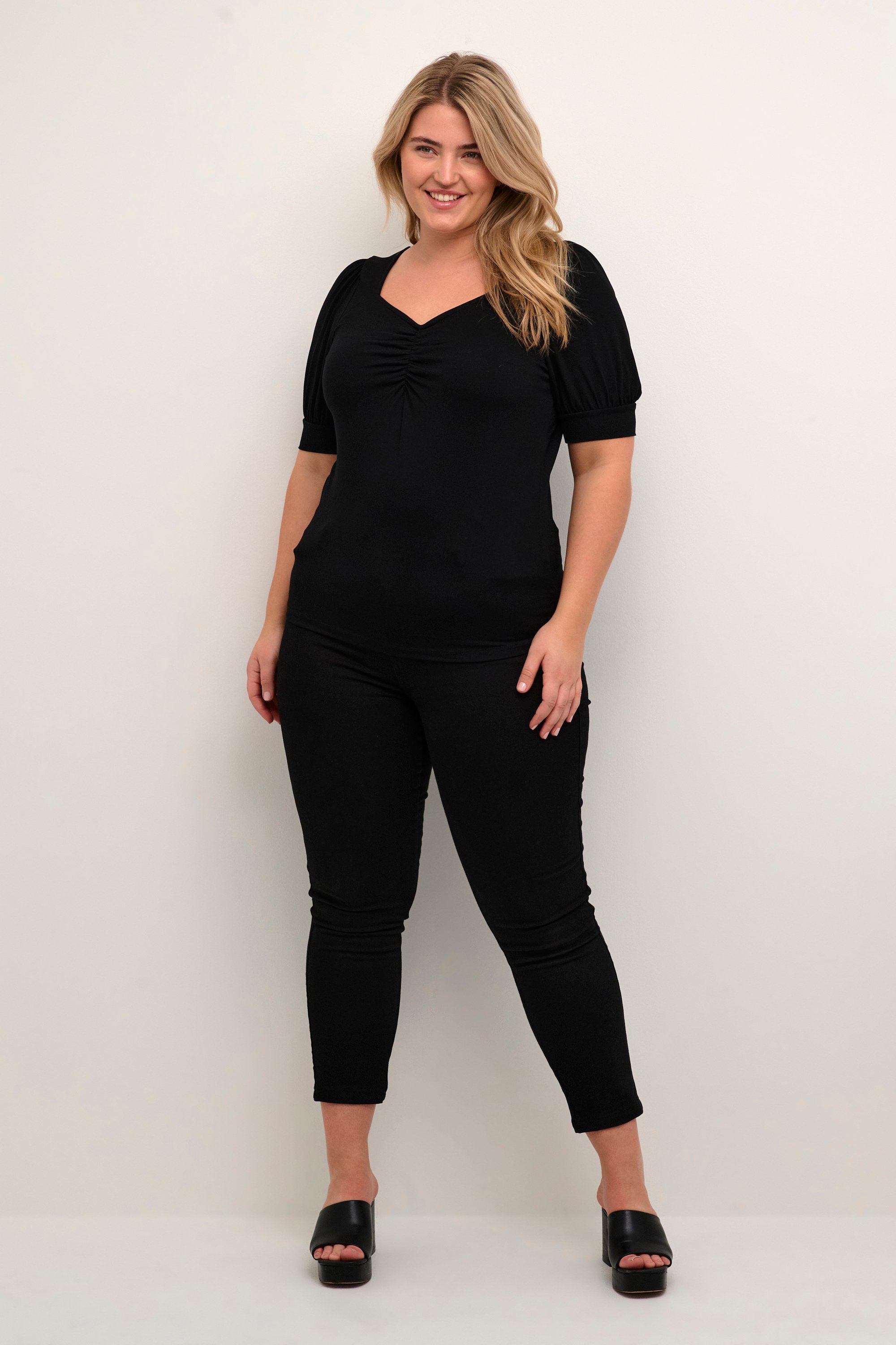 T-Shirt in Formpassform black