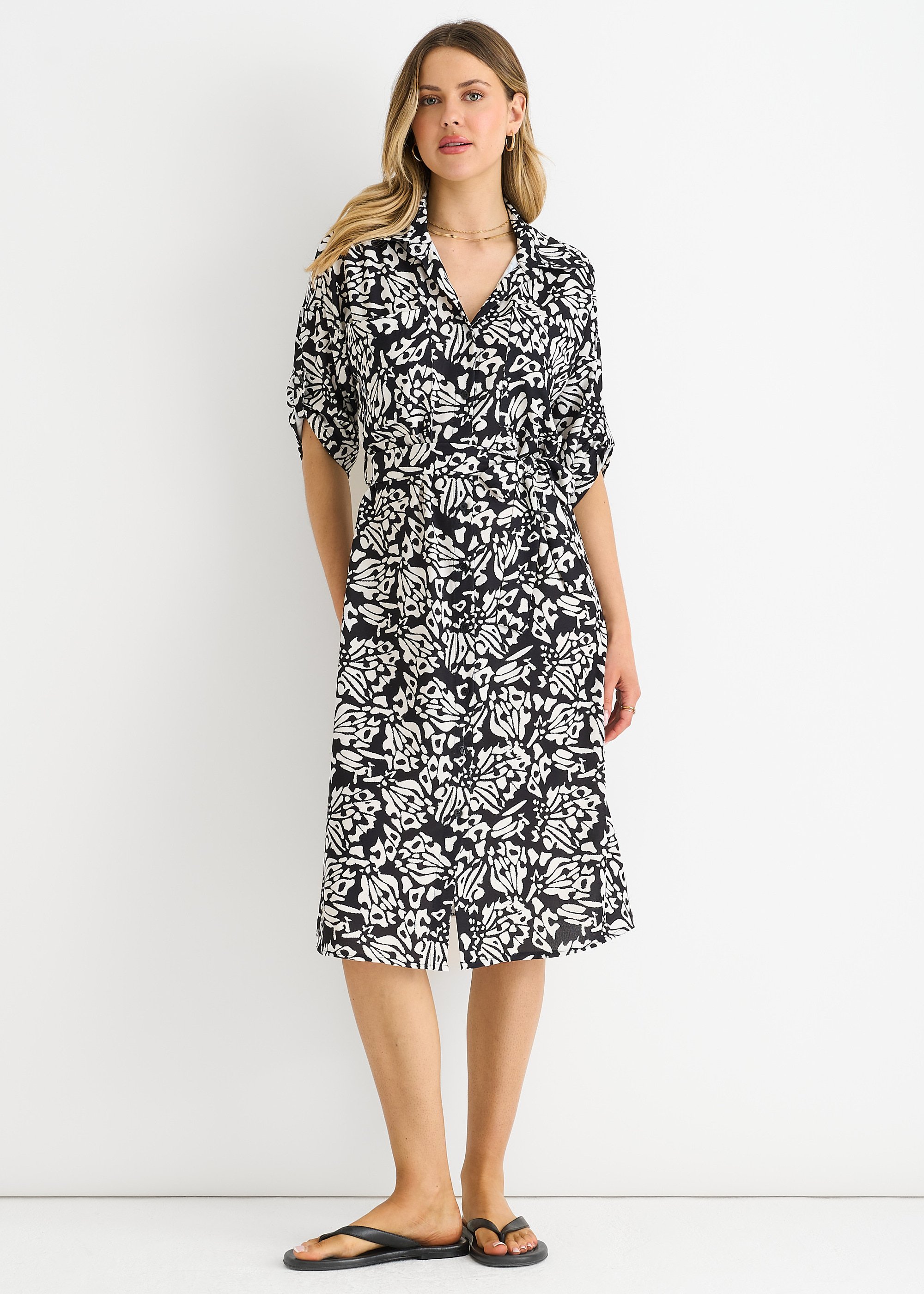 Schwarzes Hemd mit Gürtel und Knopfleiste Midikleid