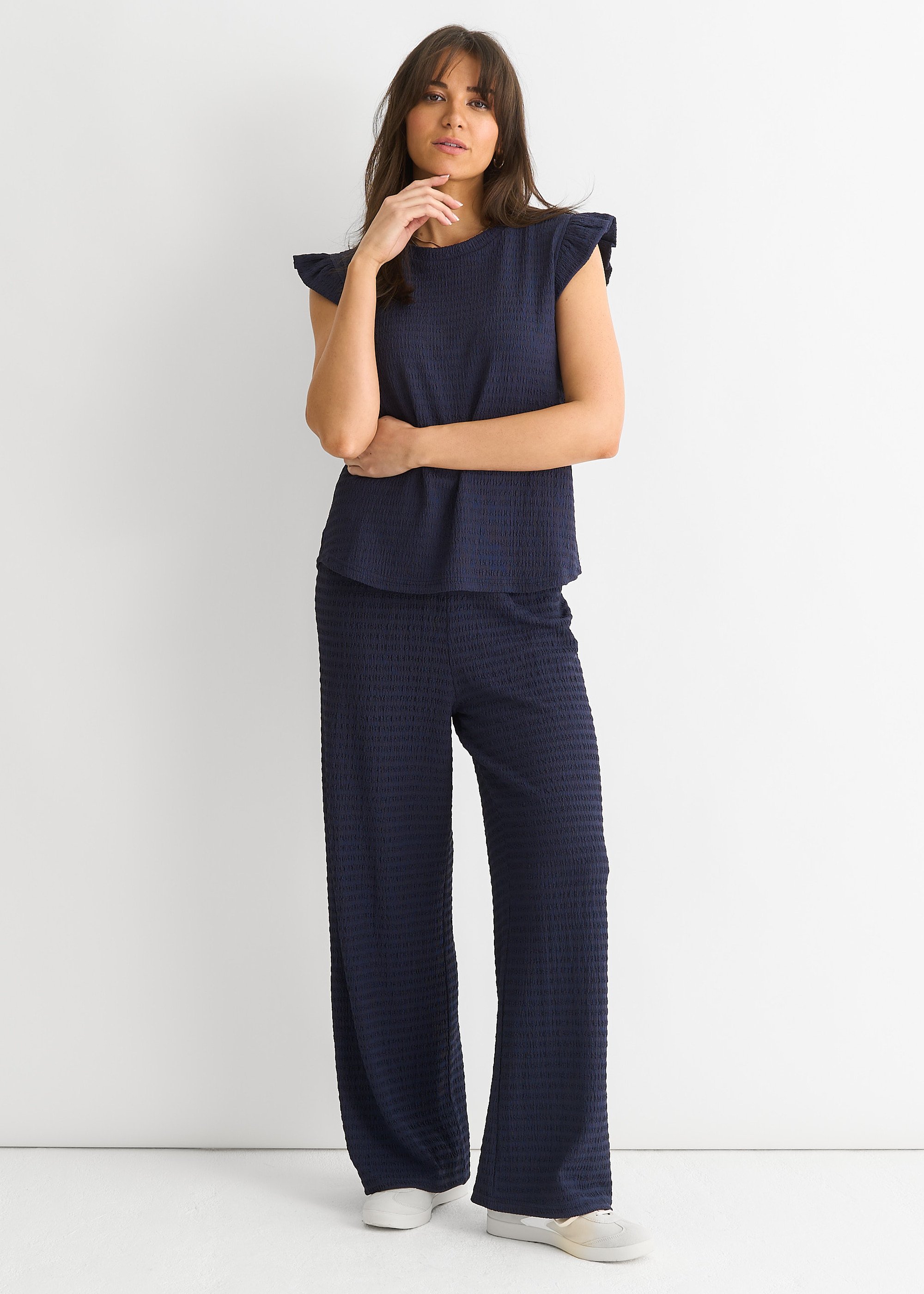 Dunkelblaues Oberteil mit Rüschendetails und strukturiertem Oversized-Schnitt