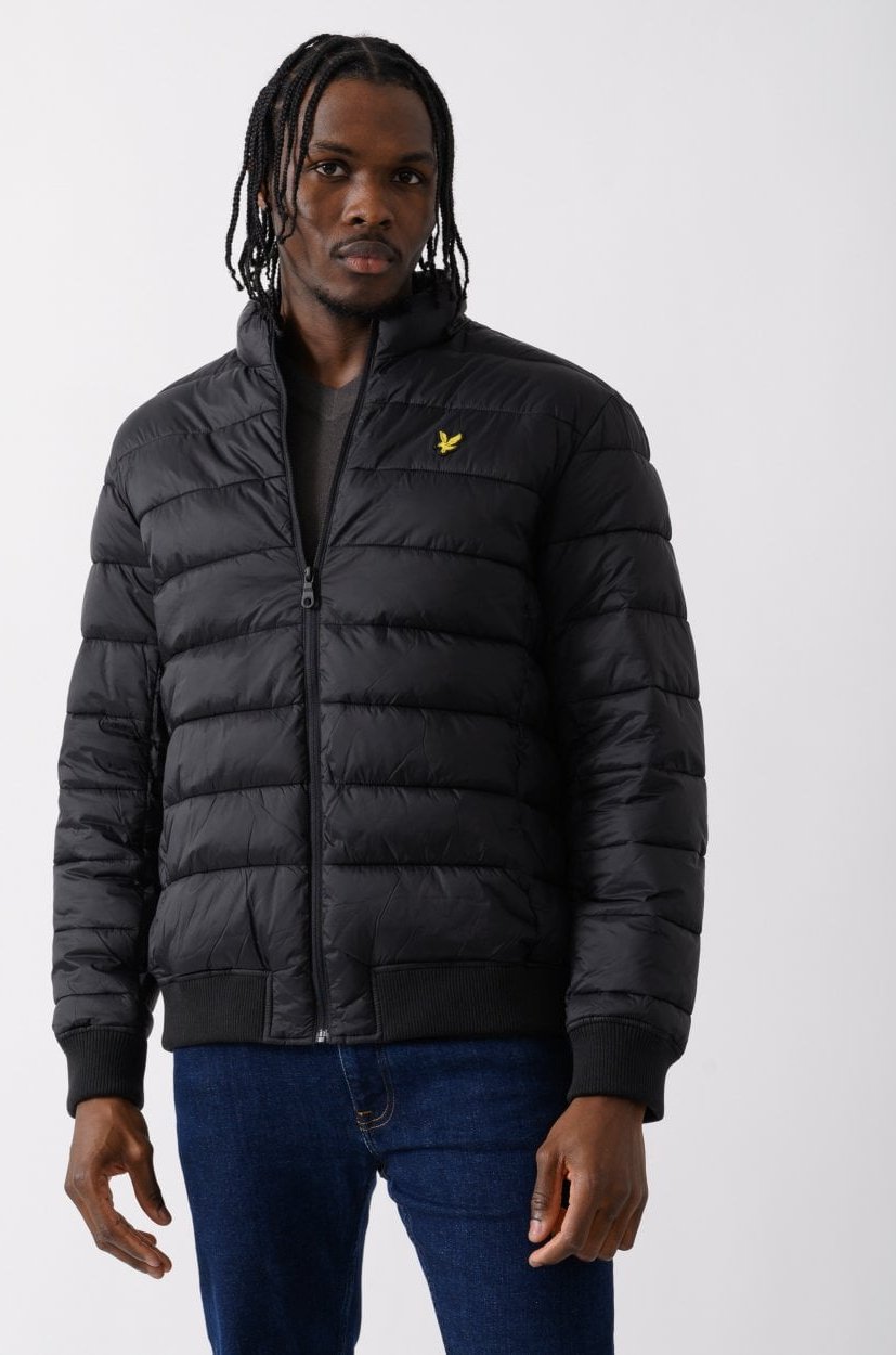 Thumbnail - Lyle & Scott wattierte tiefschwarze Jacke mit Trichterkragen