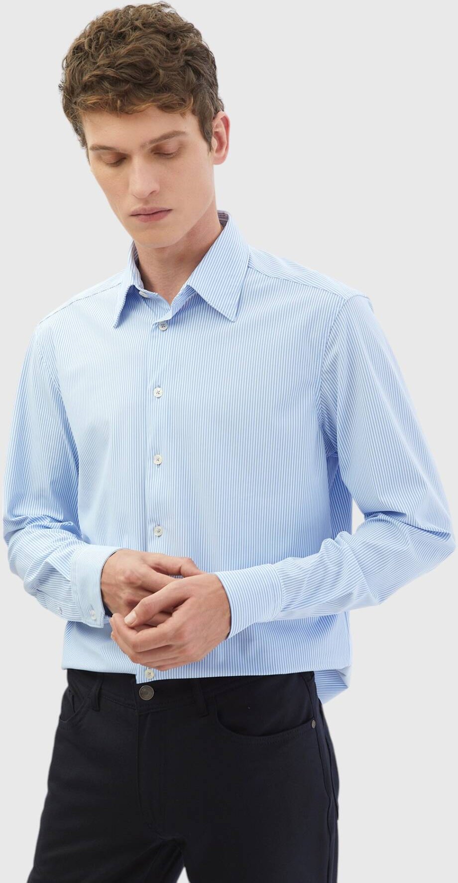 Thumbnail - Gestreiftes klassisches Strickhemd mit normaler Passform