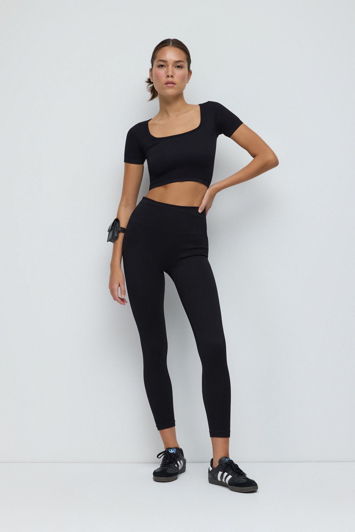 Kare Yaka Crop Top könnte übersetzt werden als Square Neck Crop Top für den E-Commerce.