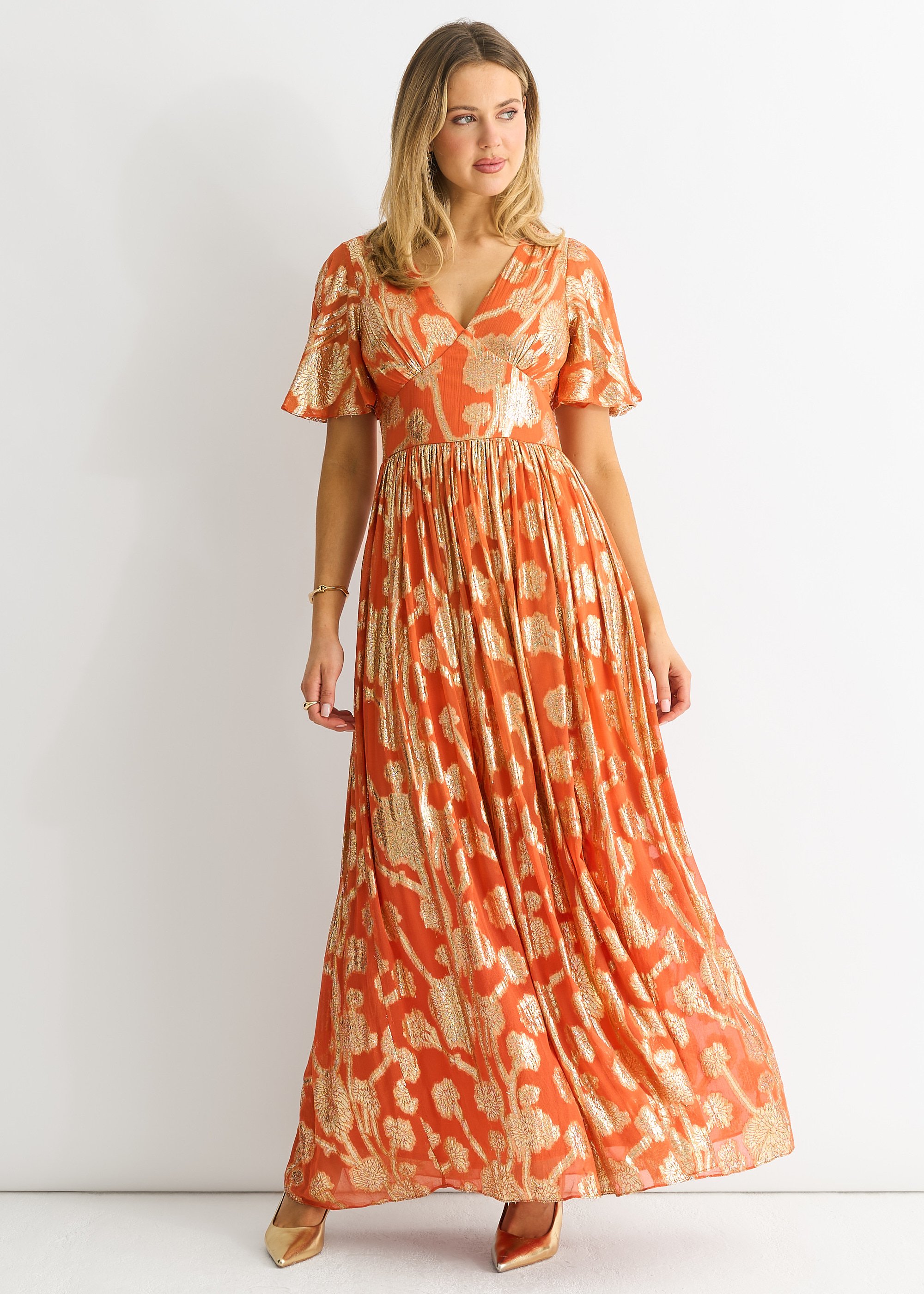 Orangefarbenes Metallic-Jacquard-Maxikleid mit Flatterärmeln