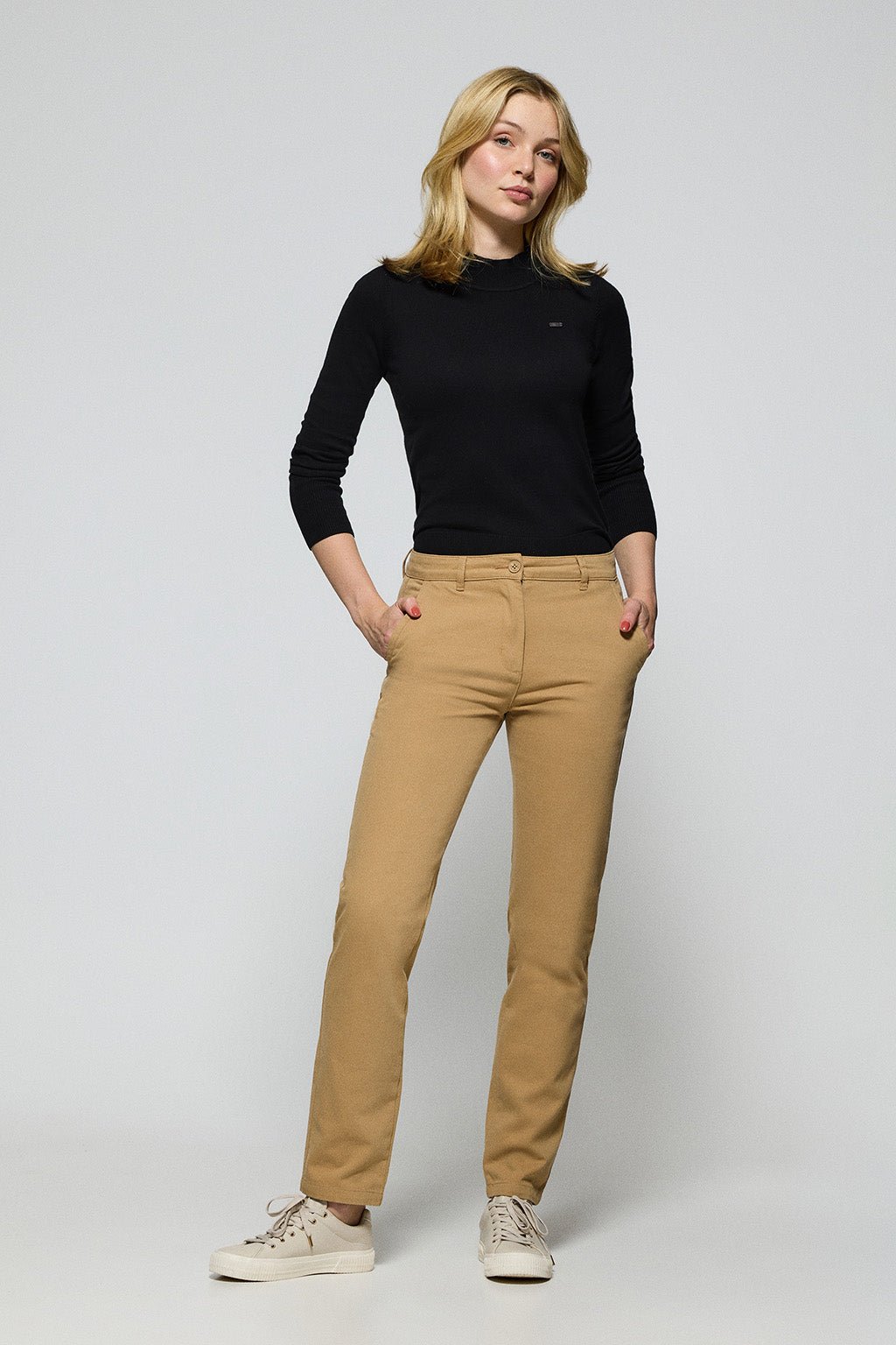 Chinohose May sandfarben mit minimalistischer Polo Club Stickerei auf der Tasche