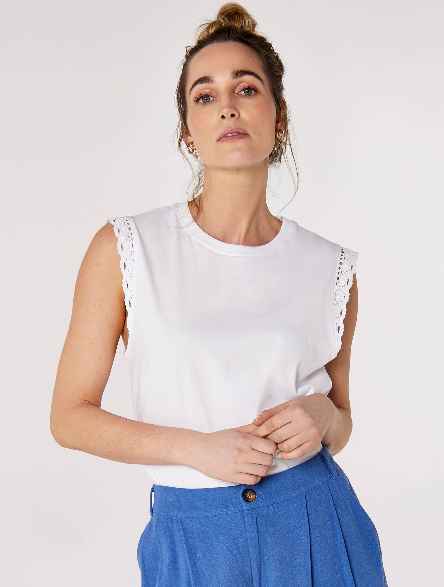 Apricot T-Shirt aus Baumwoll-Jersey mit gehäkelten Ärmeln