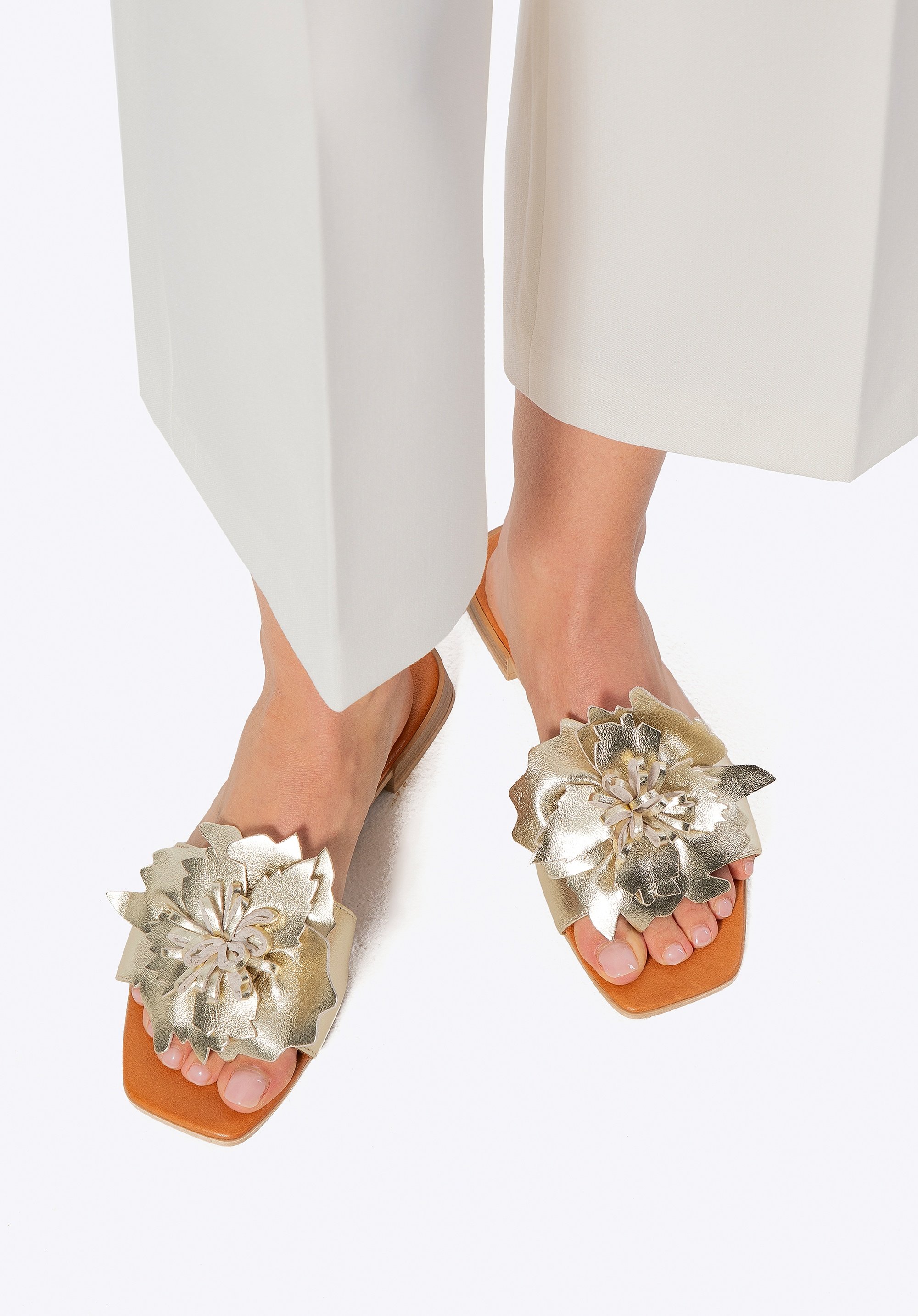 Wittchen Damen-Flip-Flops aus Leder mit goldenen Zierblumen, Naturleder