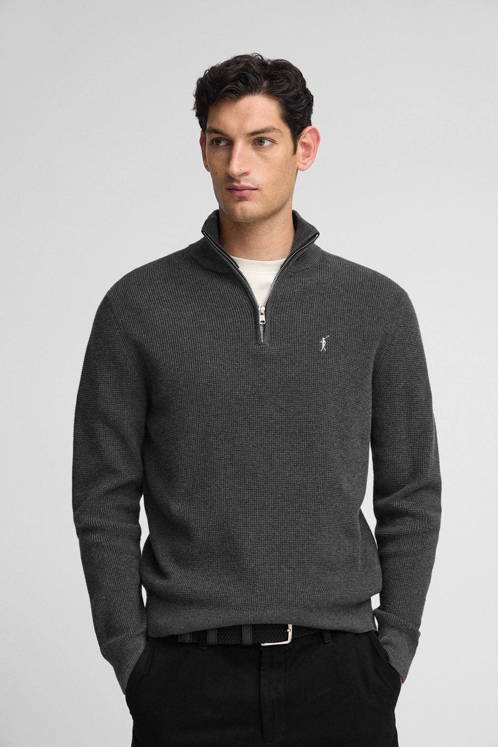 Pullover dunkelgrau meliert mit halbem Reißverschluss, Waffelstruktur und gesticktem Rigby Go-Logo