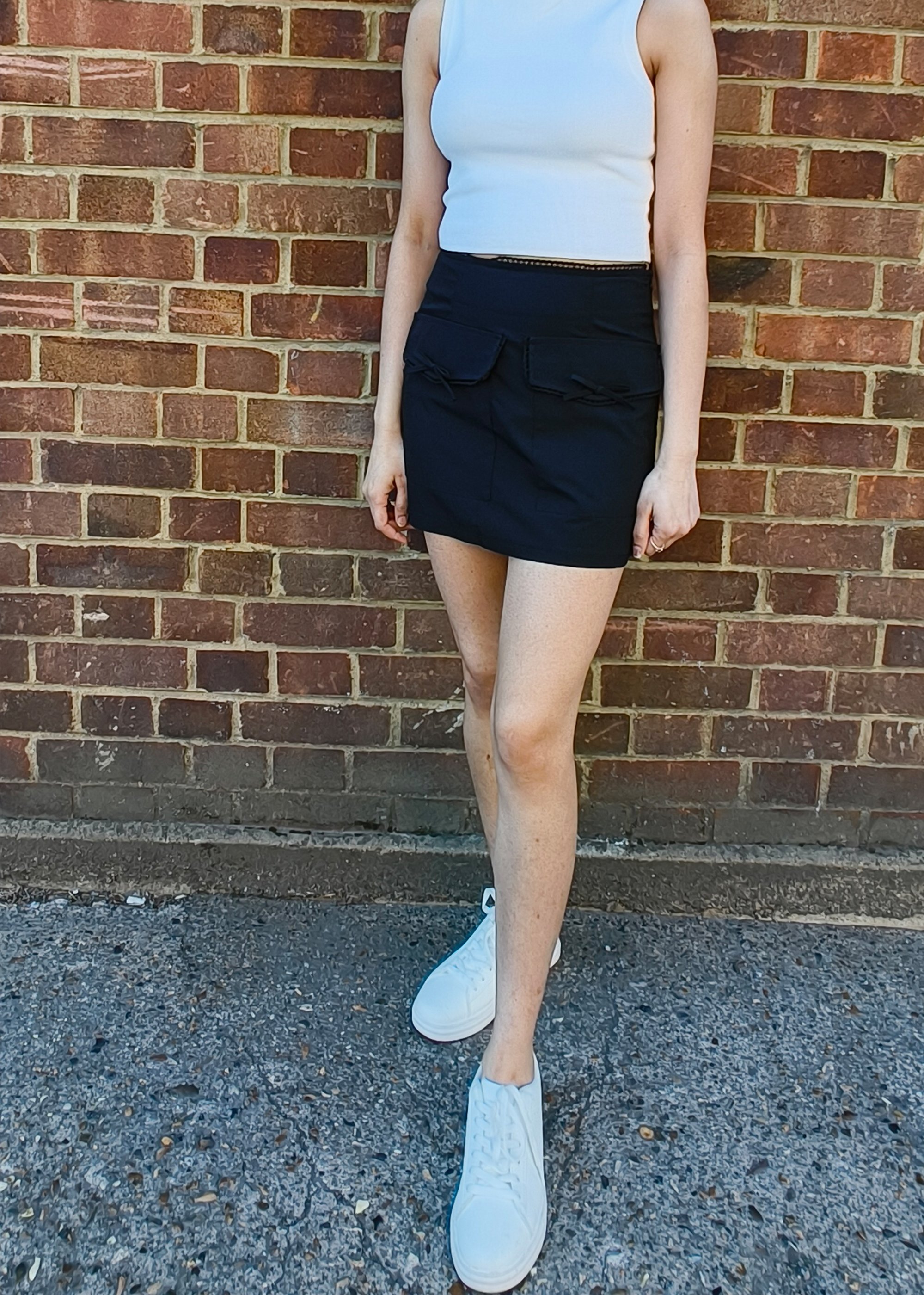 Schwarzer Mikro-Minirock mit Taschendetail