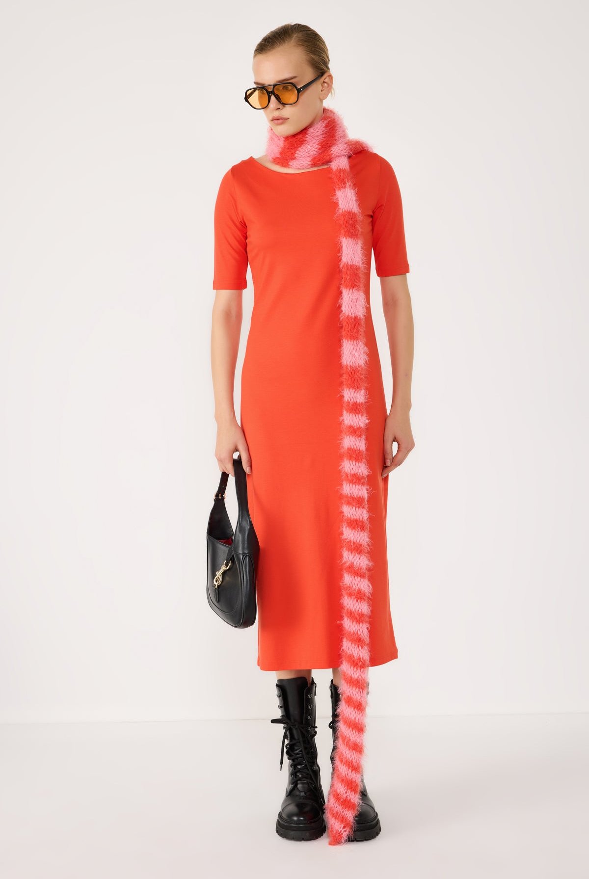 Basic-Kleid mit halblangen Ärmeln und Schlitz