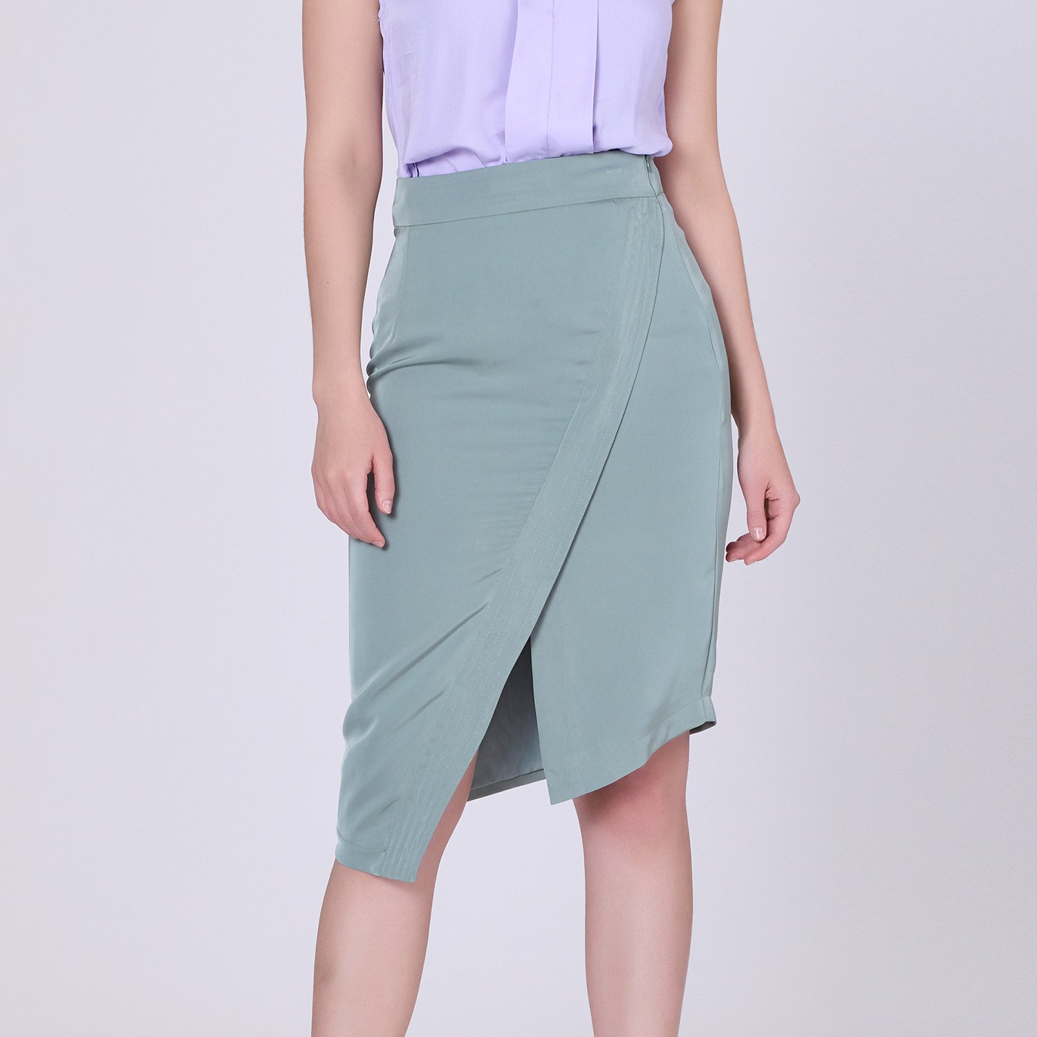 Asymmetrischer Rock mit gekreuzten Bahnen