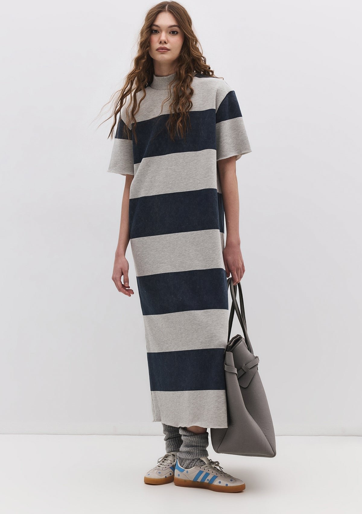 Gestreiftes Midikleid mit geschlossenem Halsausschnitt und Schlitz