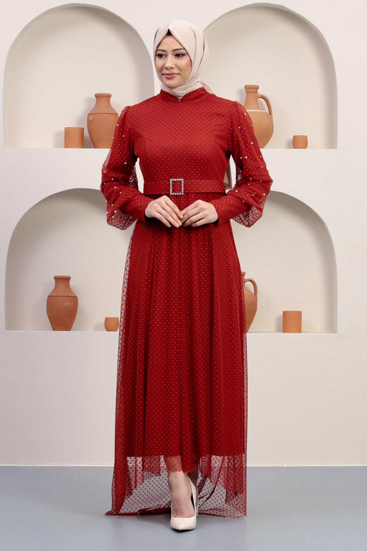 Abendkleid mit Tüll und Steinverzierungen