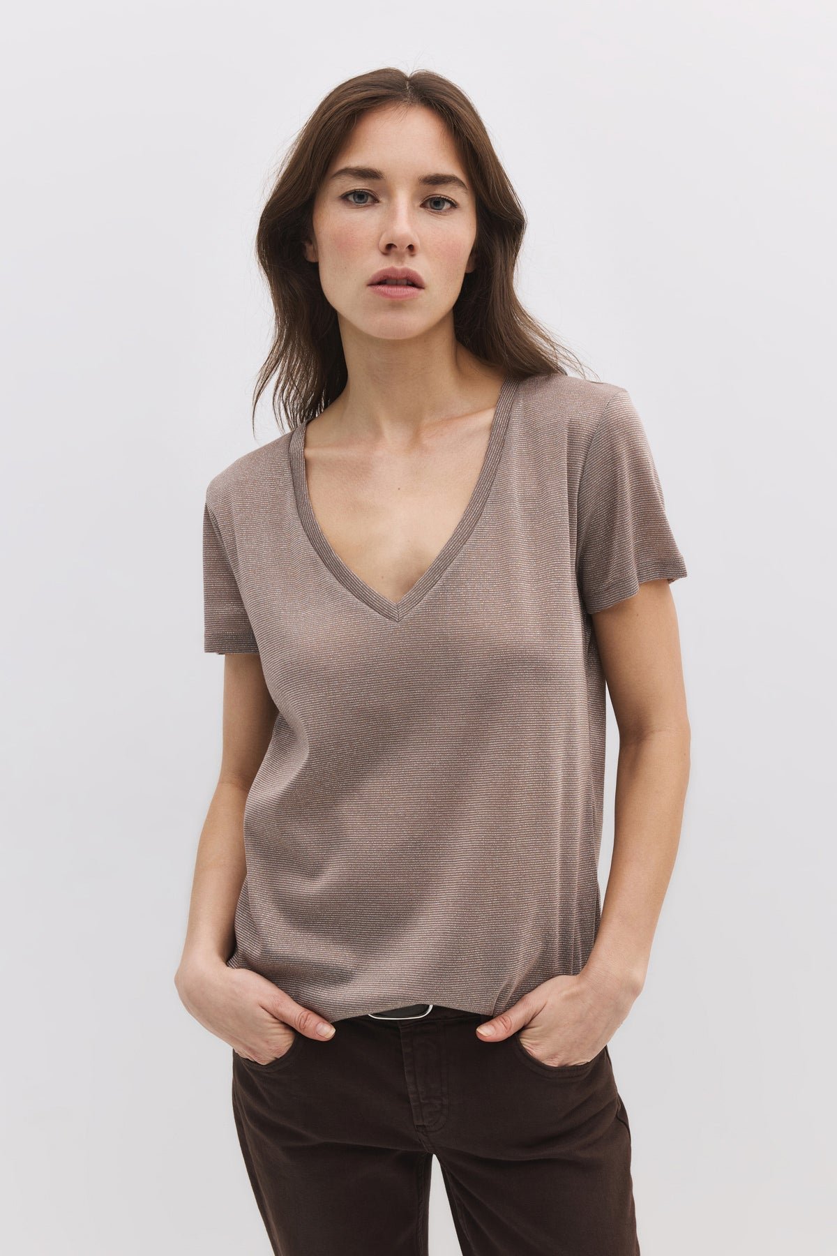 Glänzendes Basic-T-Shirt mit V-Ausschnitt