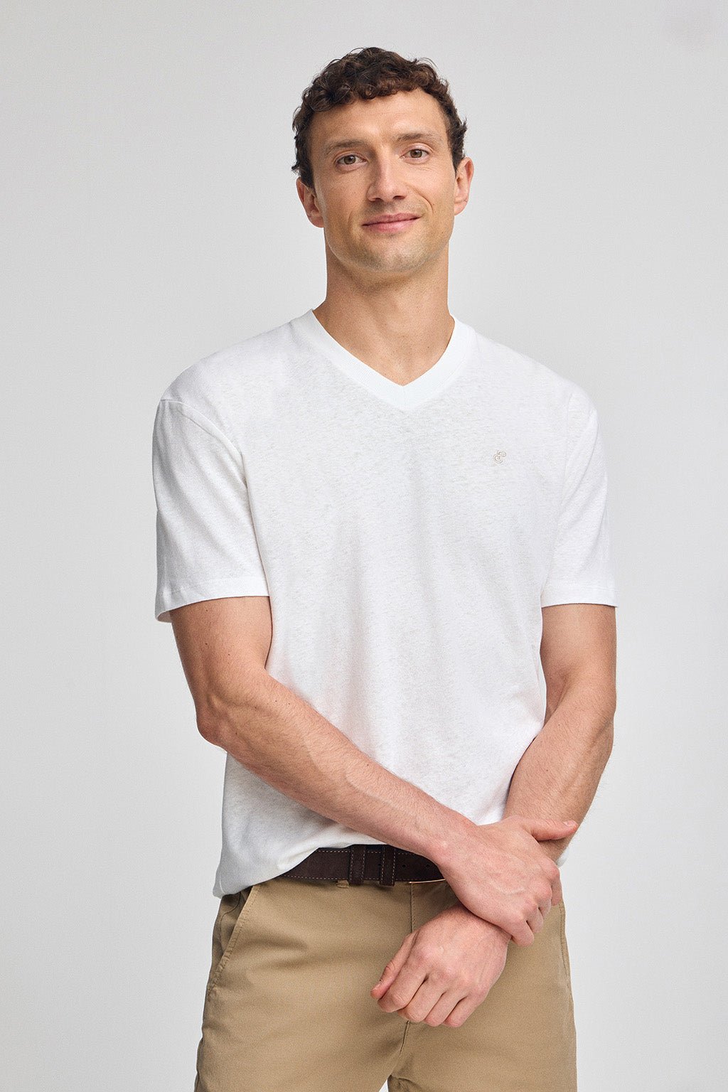 T-Shirt weiß aus Leinen und Baumwolle mit V-Ausschnitt und gesticktem Monogramm