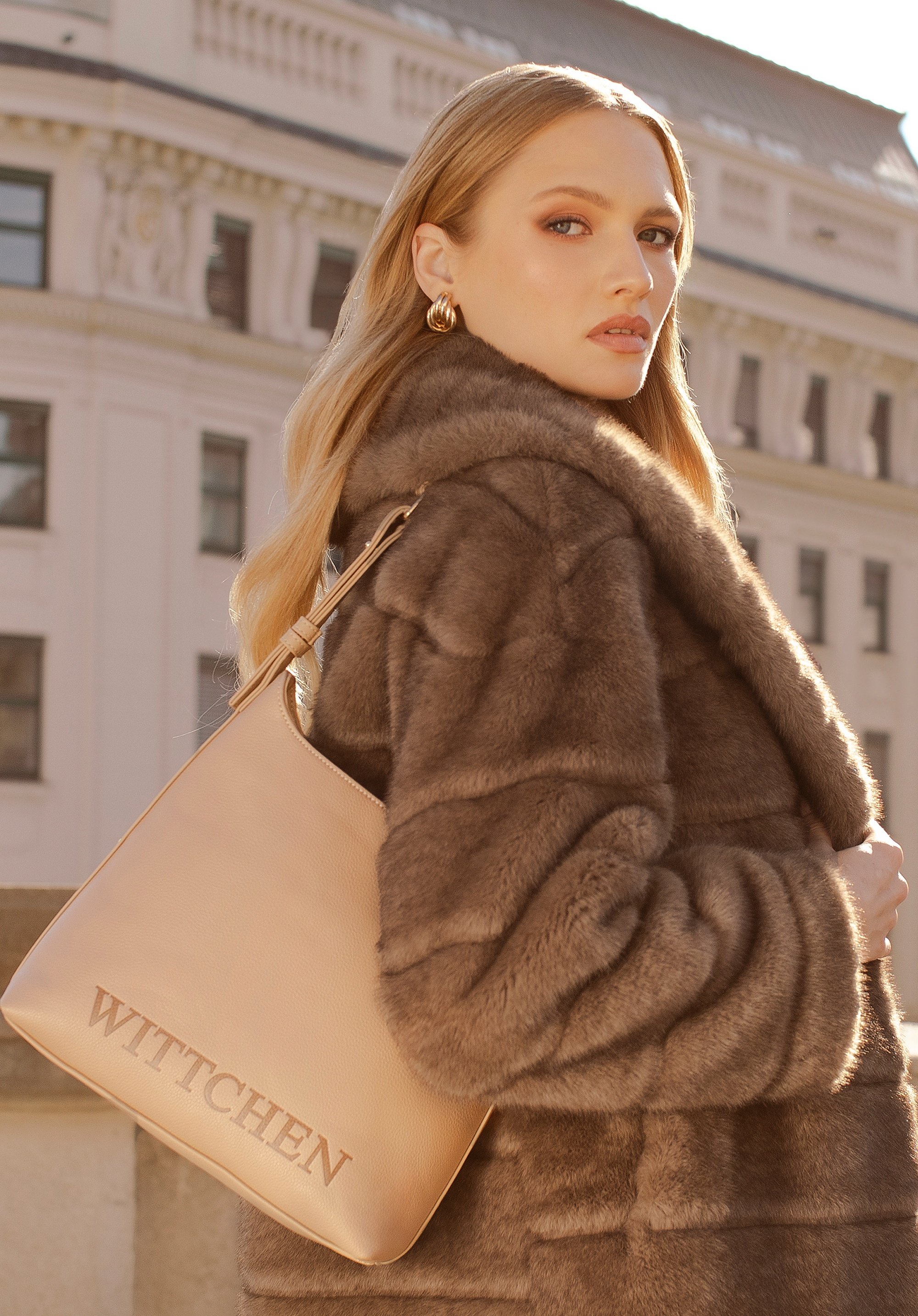 Wittchen Damenhandtasche mit geprägtem Logo, beige, Öko-Leder