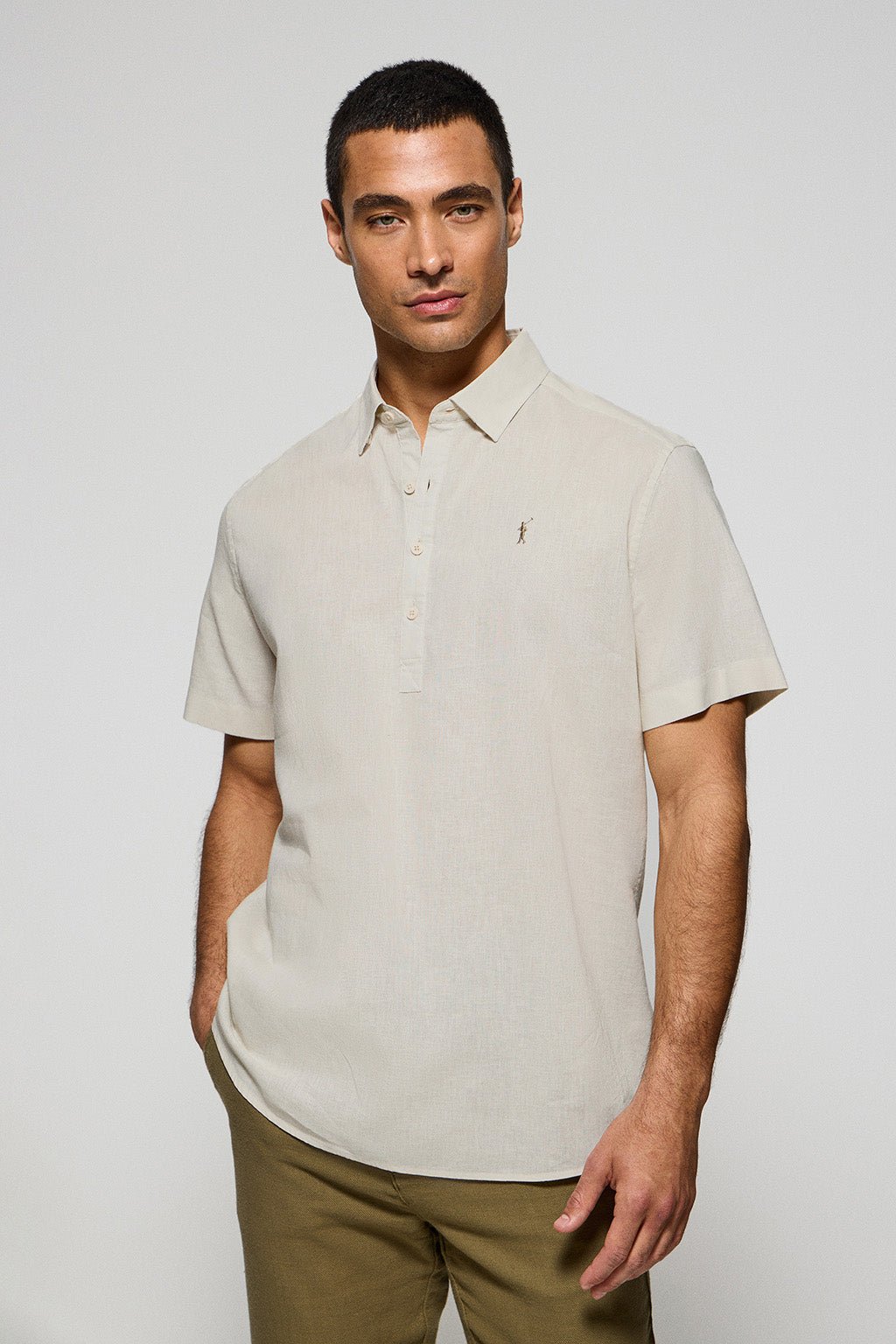 Polohemd aus Leinen-/Baumwollgemisch cremefarben mit Rigby Go Stickerei