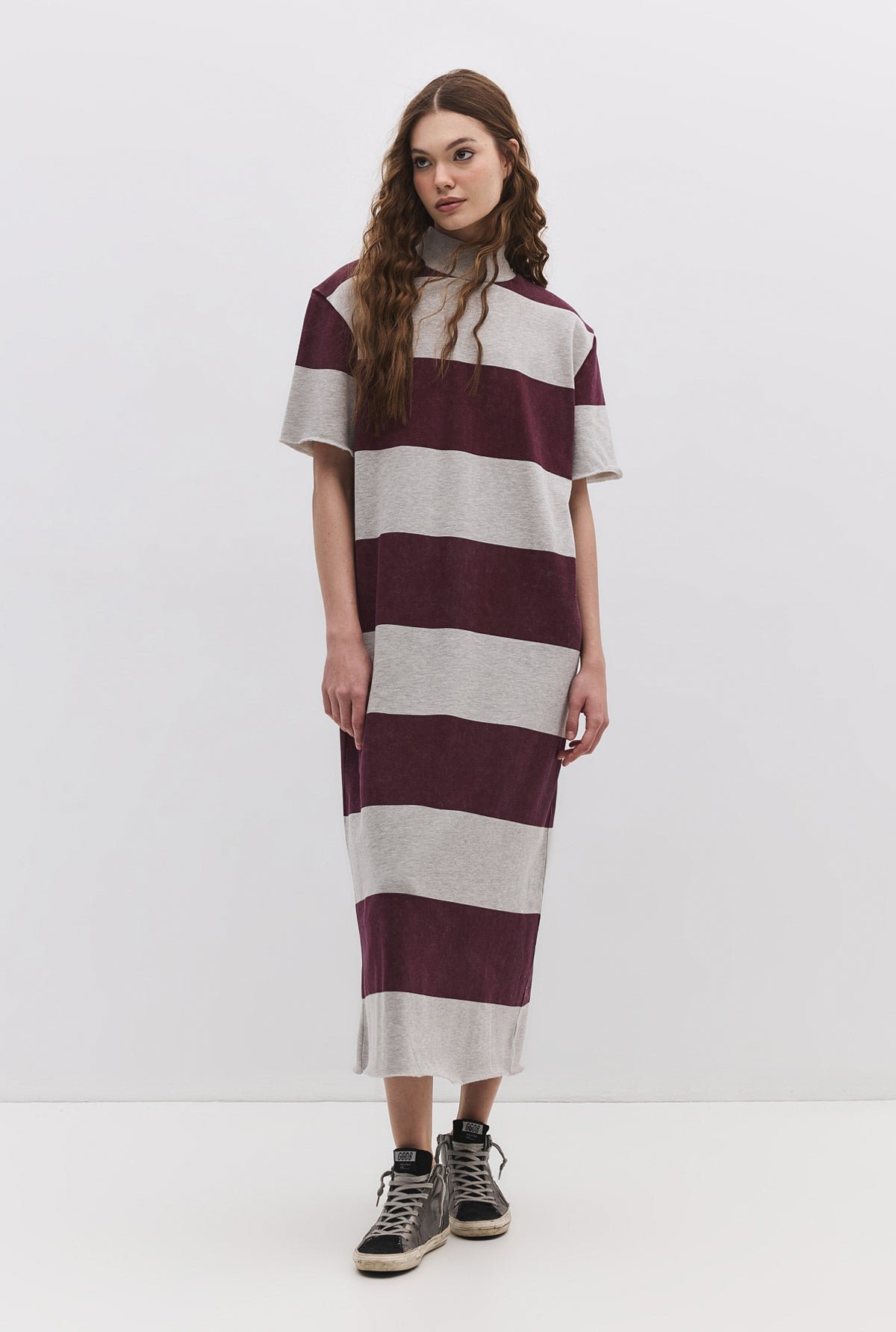 Gestreiftes Midikleid mit geschlossenem Halsausschnitt und Schlitz