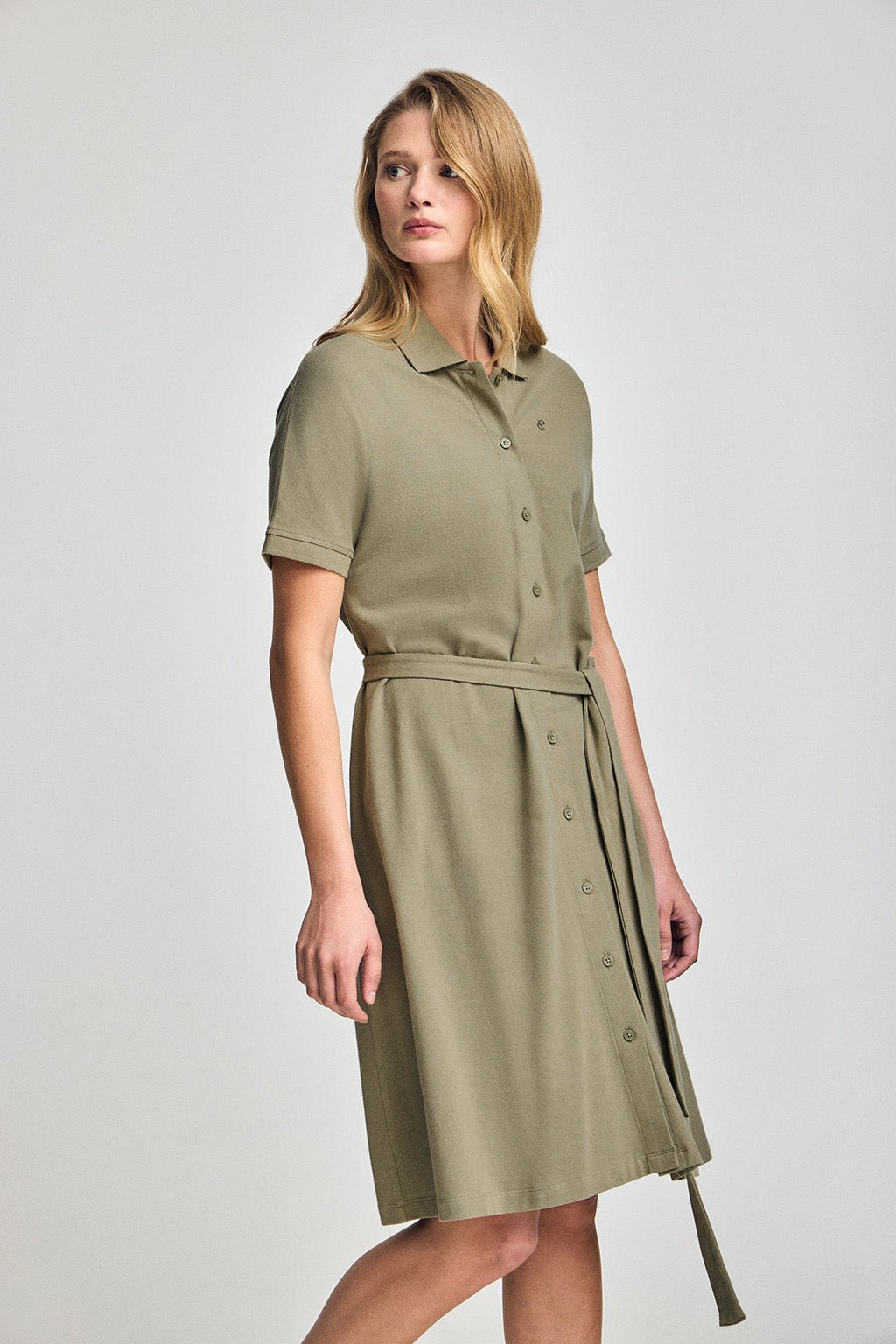 Vestido verde abotonado con bordado PC