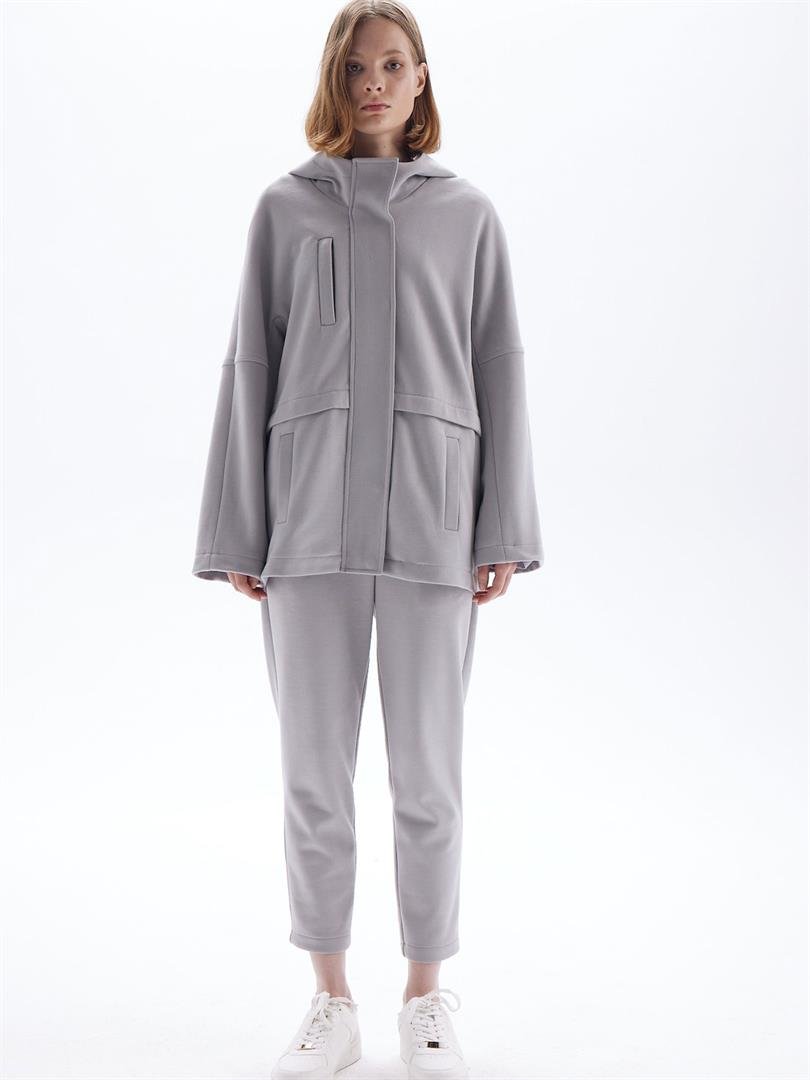 Gestrickte Stoffhose mit vorderem Oberteil und hinterem Gummizug