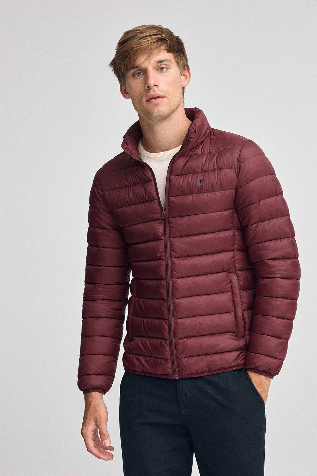 Jacke Chuck Embroidery granatrot mit Rigby Go-Logo