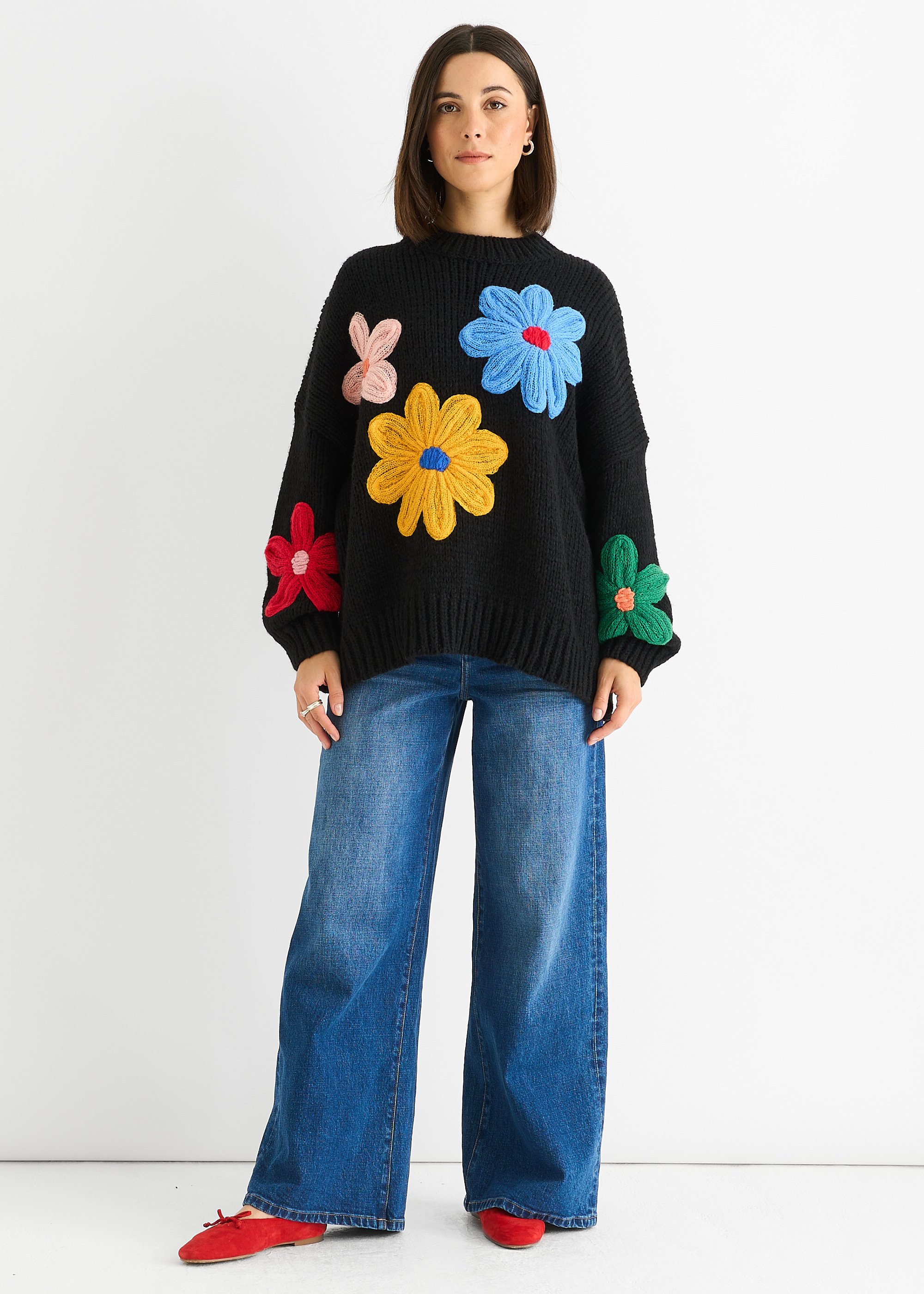 Schwarzer Blumen-Details grob gestrickter übergroßer Pullover