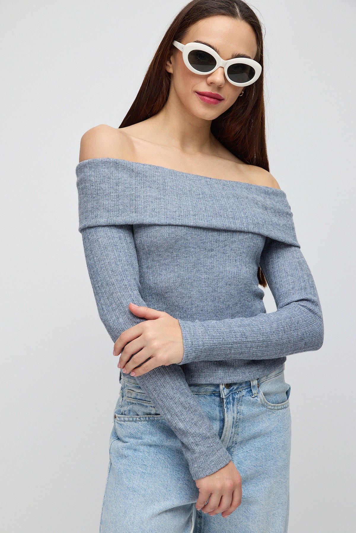 Blaue schulterfreie Langarm-Damenbluse mit tailliertem Schnitt