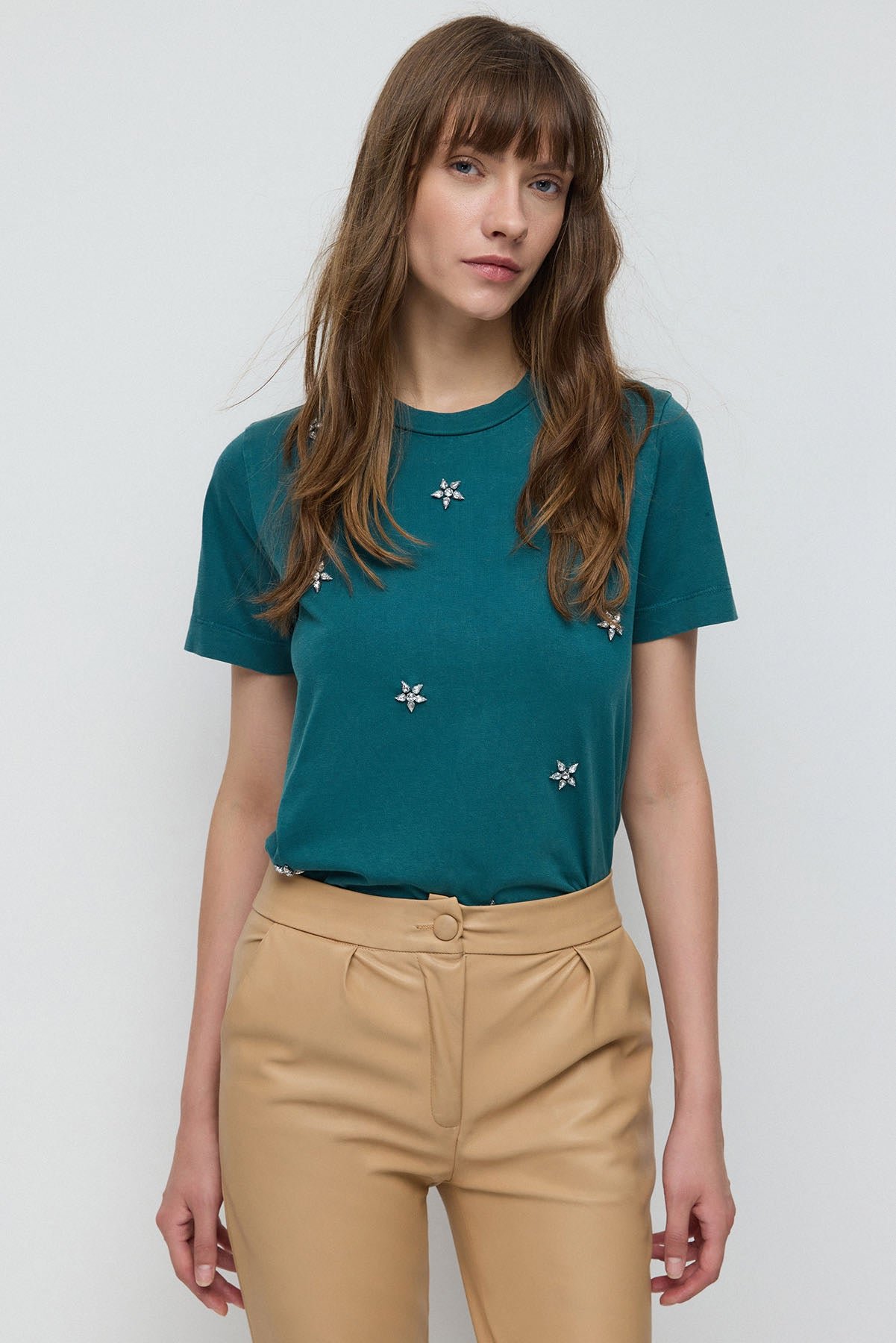 Glänzender Steindetail-T-Shirt