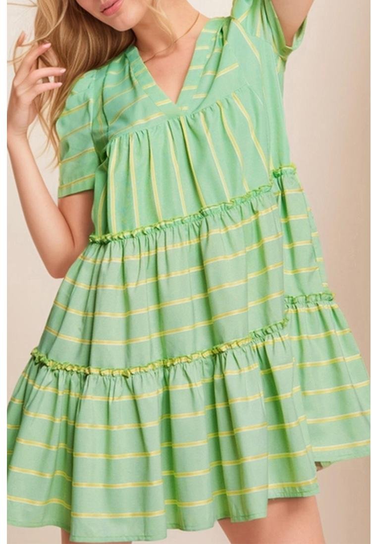 Thumbnail - Grün gestreiftes V-Ausschnitt-Kurzarmkleid mit Rüschendetail im A-Linie-Schnitt