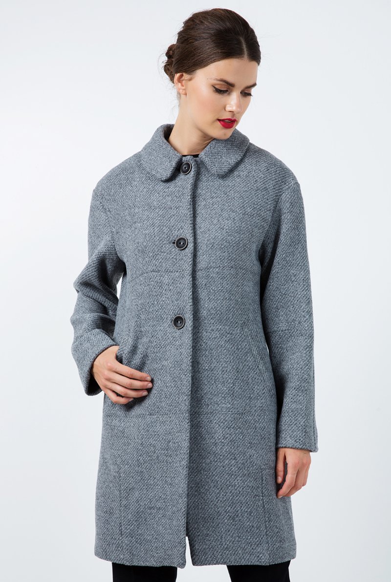 Grauer Mantel mit übergroßen Schultern