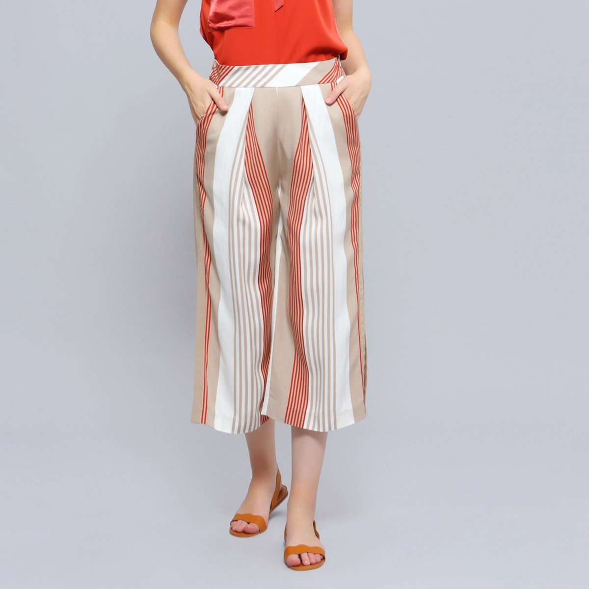 Caprihose mit Streifendruck und Falten