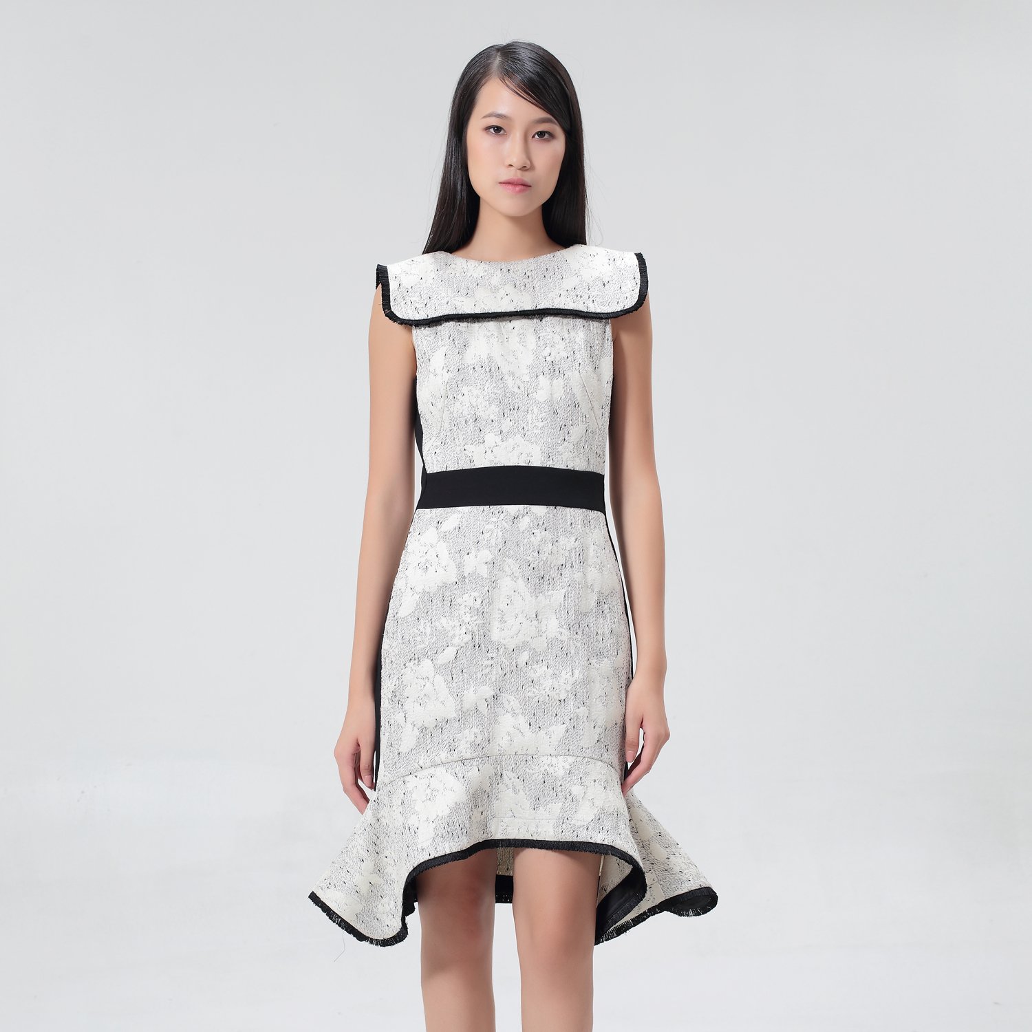 Maßgeschneidertes Brokatkleid mit kontrastierenden Borten