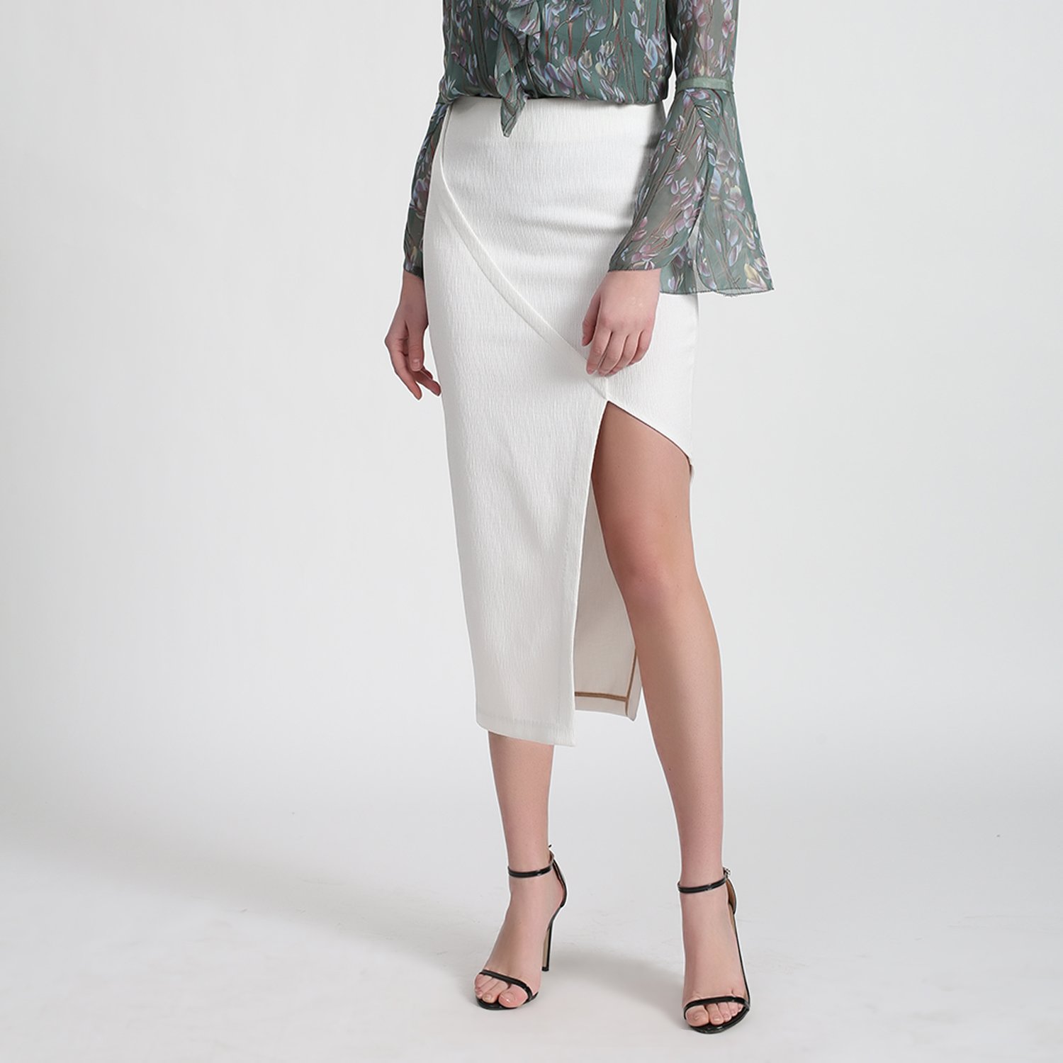 Asymmetrischer Rock, am Bein offen