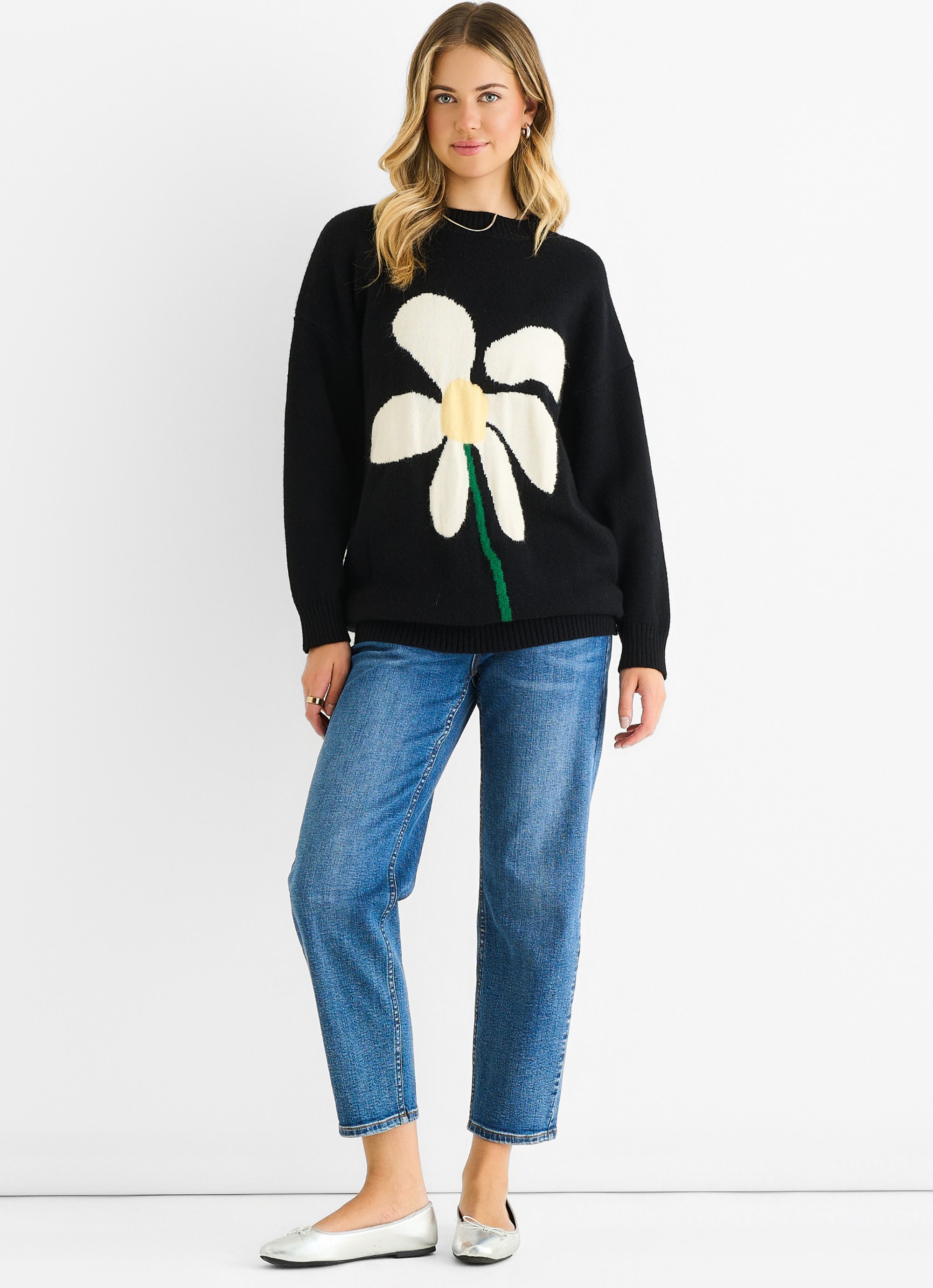 Schwarzer, übergroßer, langer Pullover mit Blumenmuster aus Strick