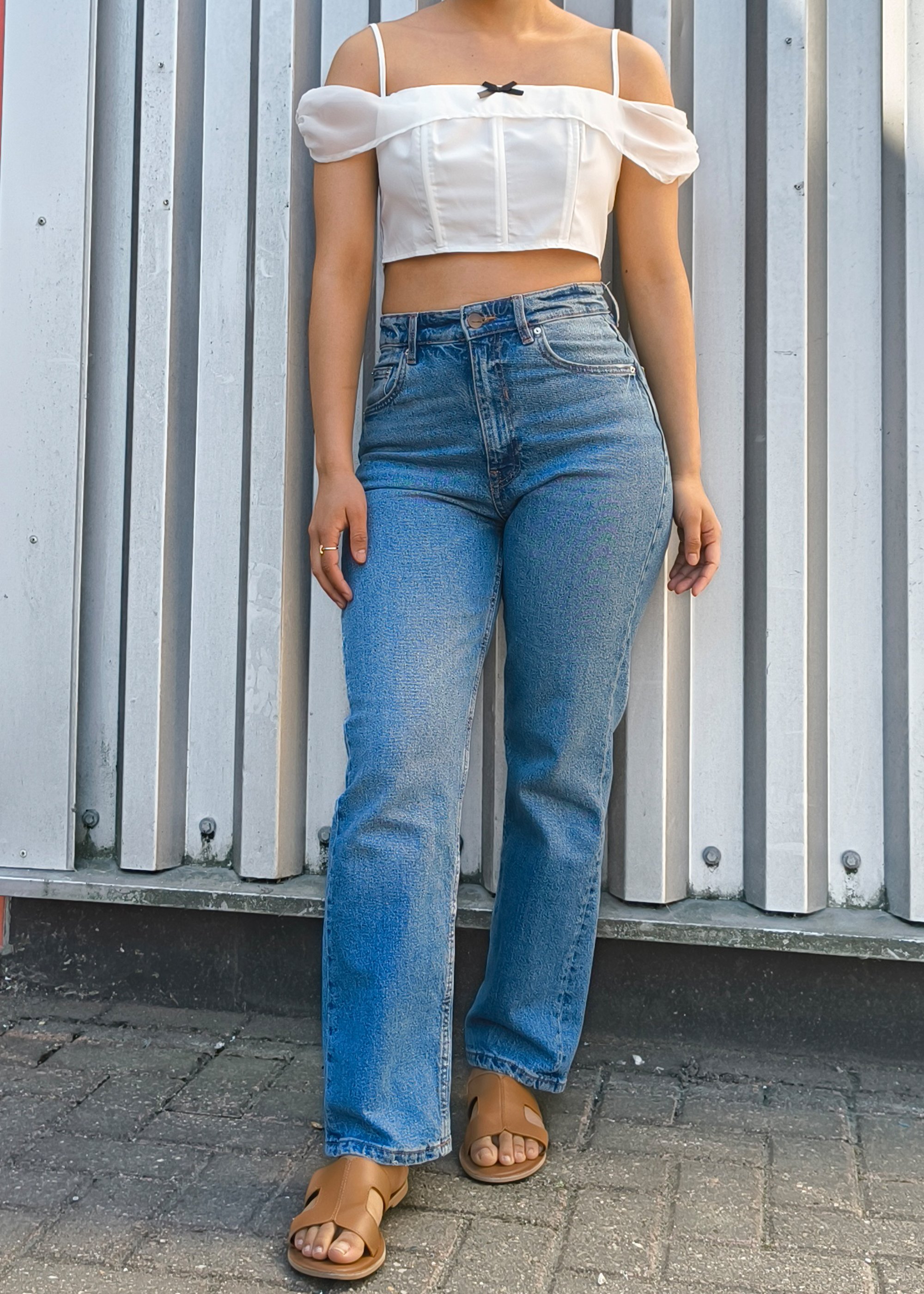 Weißes schulterfreies Top mit Schleifendetail