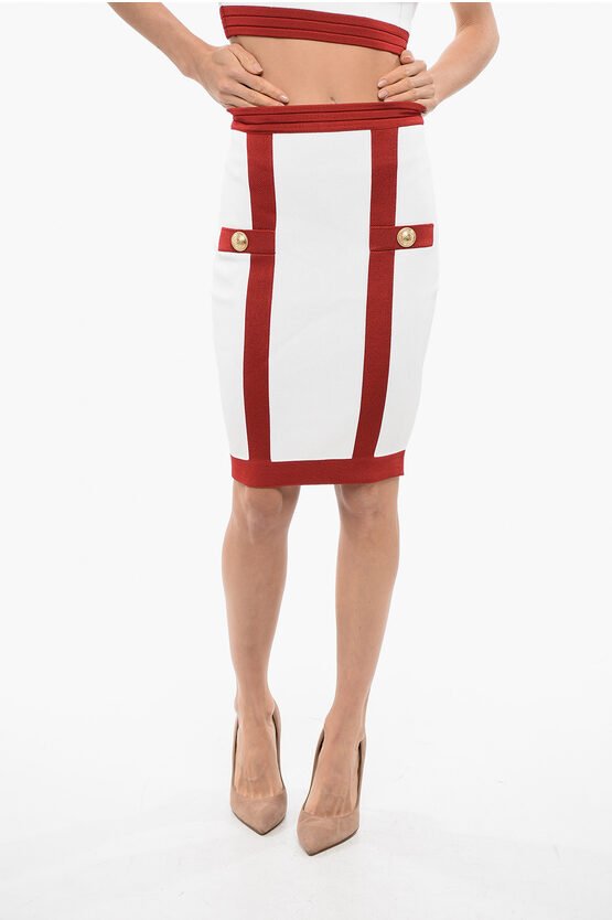 Gestrickte Longuette mit Logoknöpfen