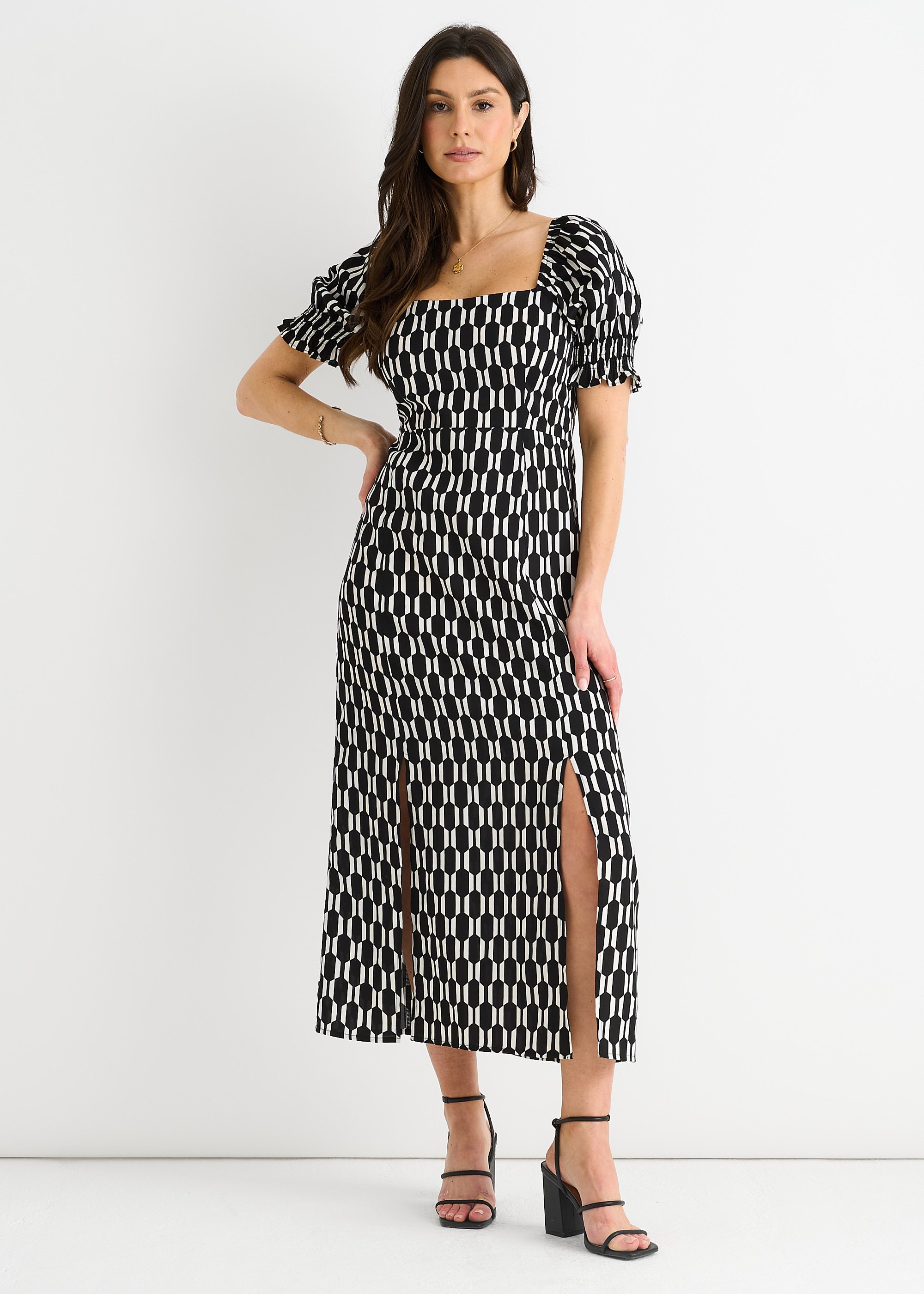 Schwarzes Midikleid mit Geodruck und quadratischem Ausschnitt