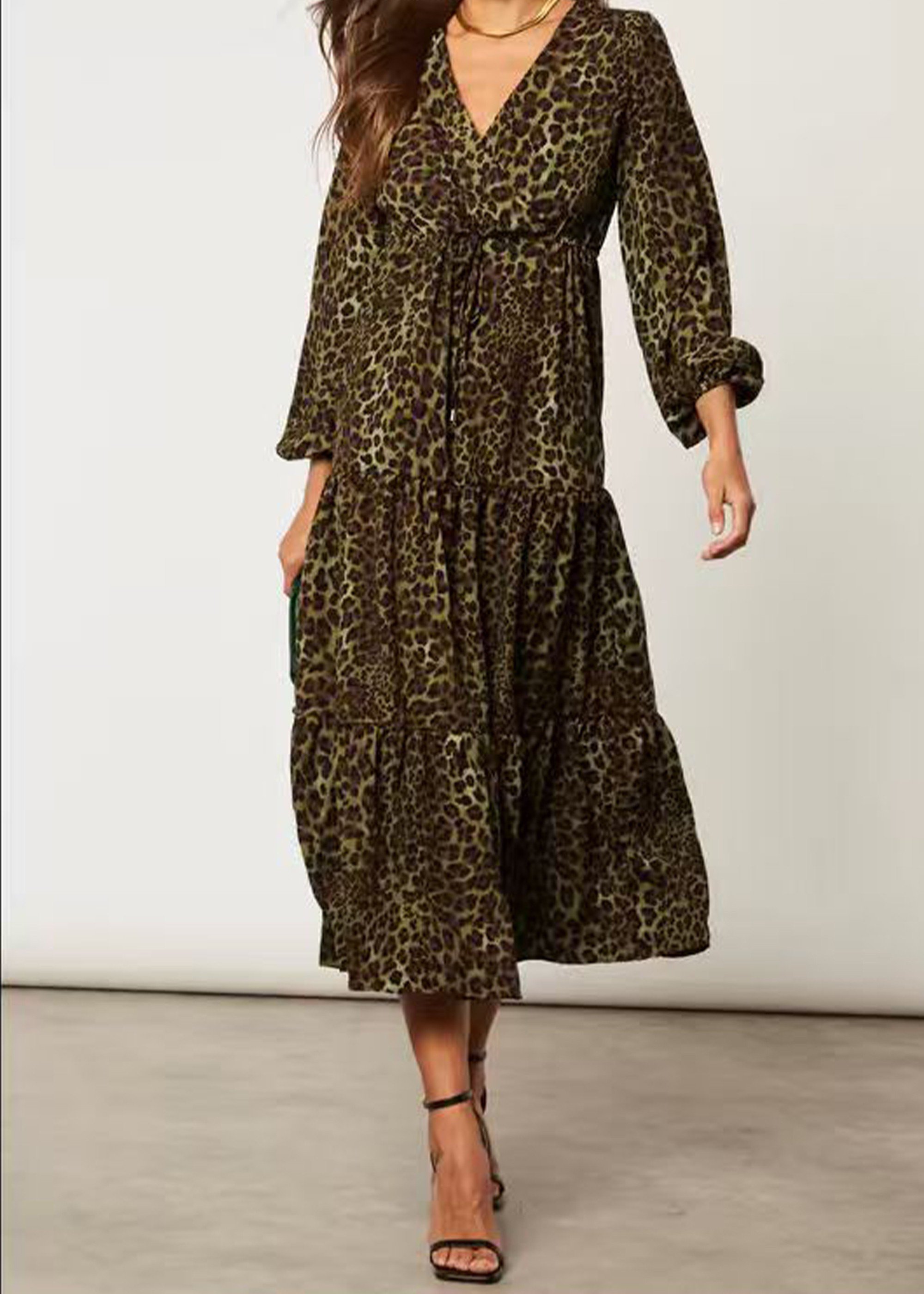 Khakifarbenes Midikleid mit Tiermuster und Wickeloptik