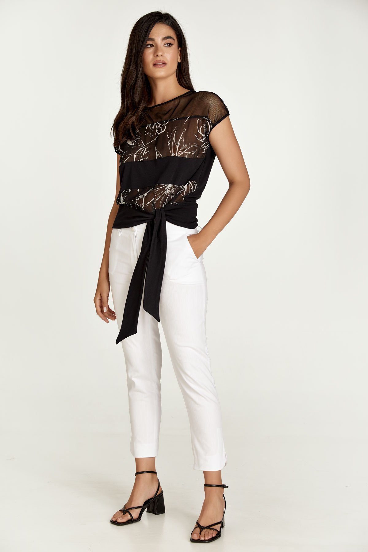 Schwarzes Oberteil mit Blumenmuster und Bändern