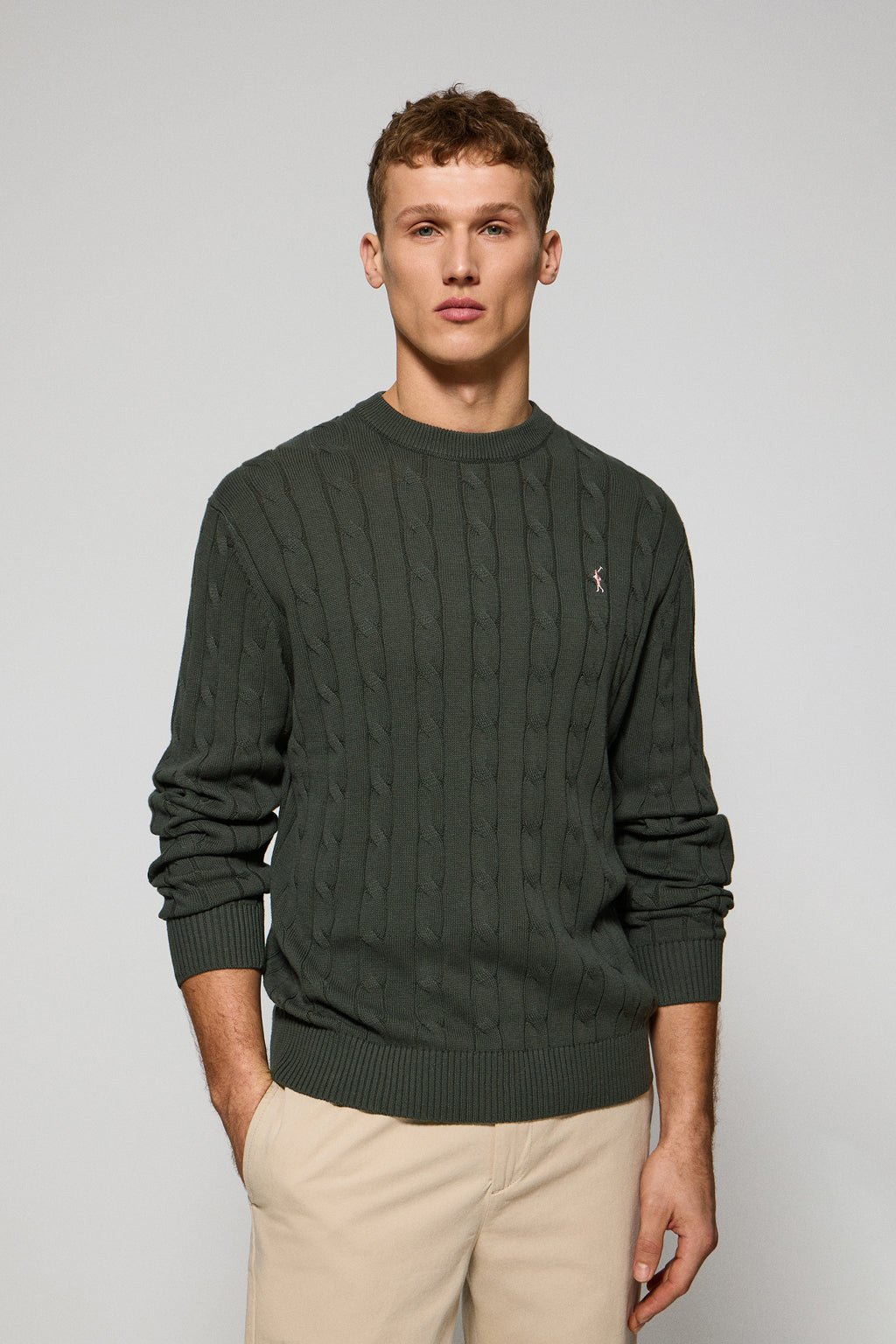 Zopfstrickpullover steingrau mit Rundkragen und Rigby Go Stickerei